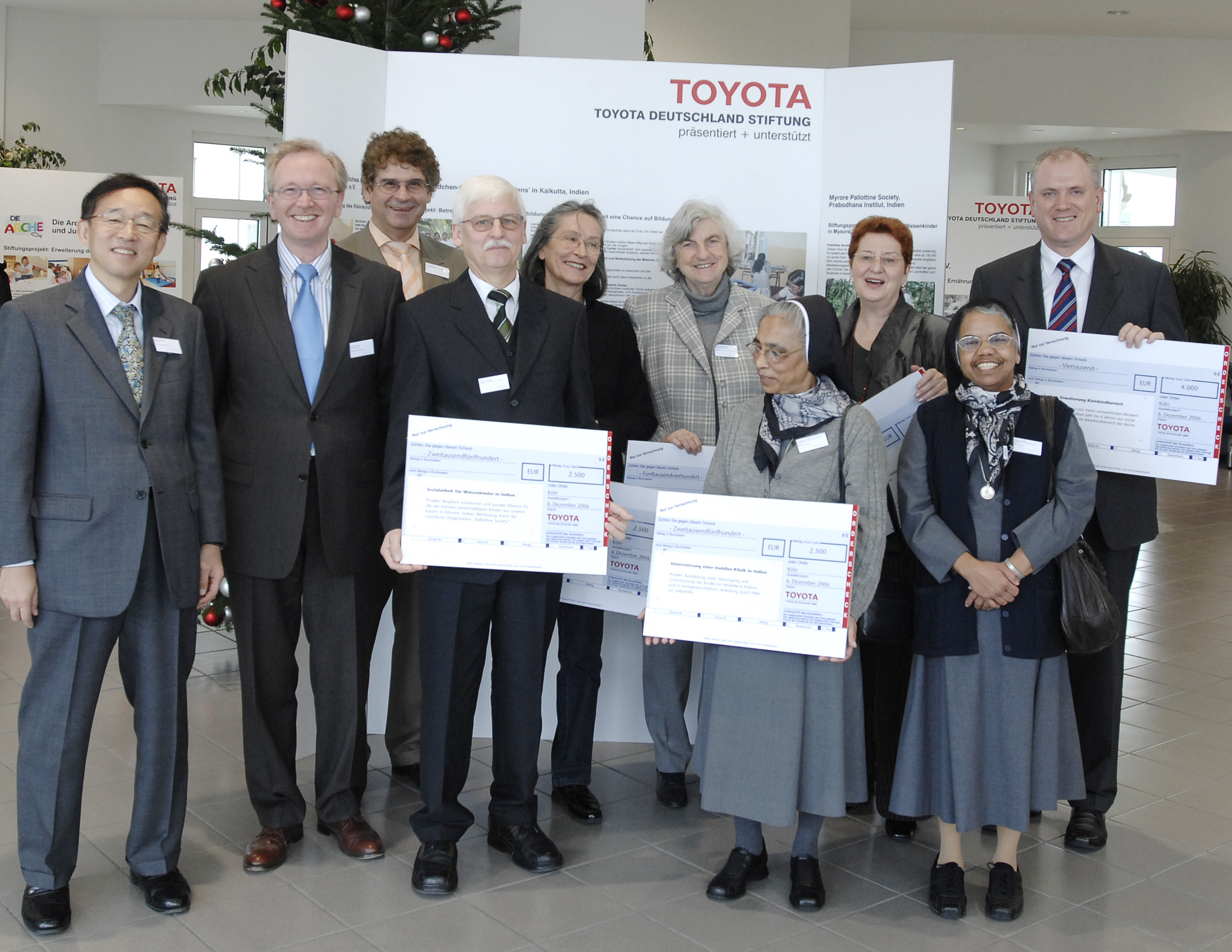 Von links: Kuratoriumsvorsitzender der Toyota Deutschland Stiftung, Yoichi Tomihara und Vorsitzender des Vorstandes, Lothar Feuser