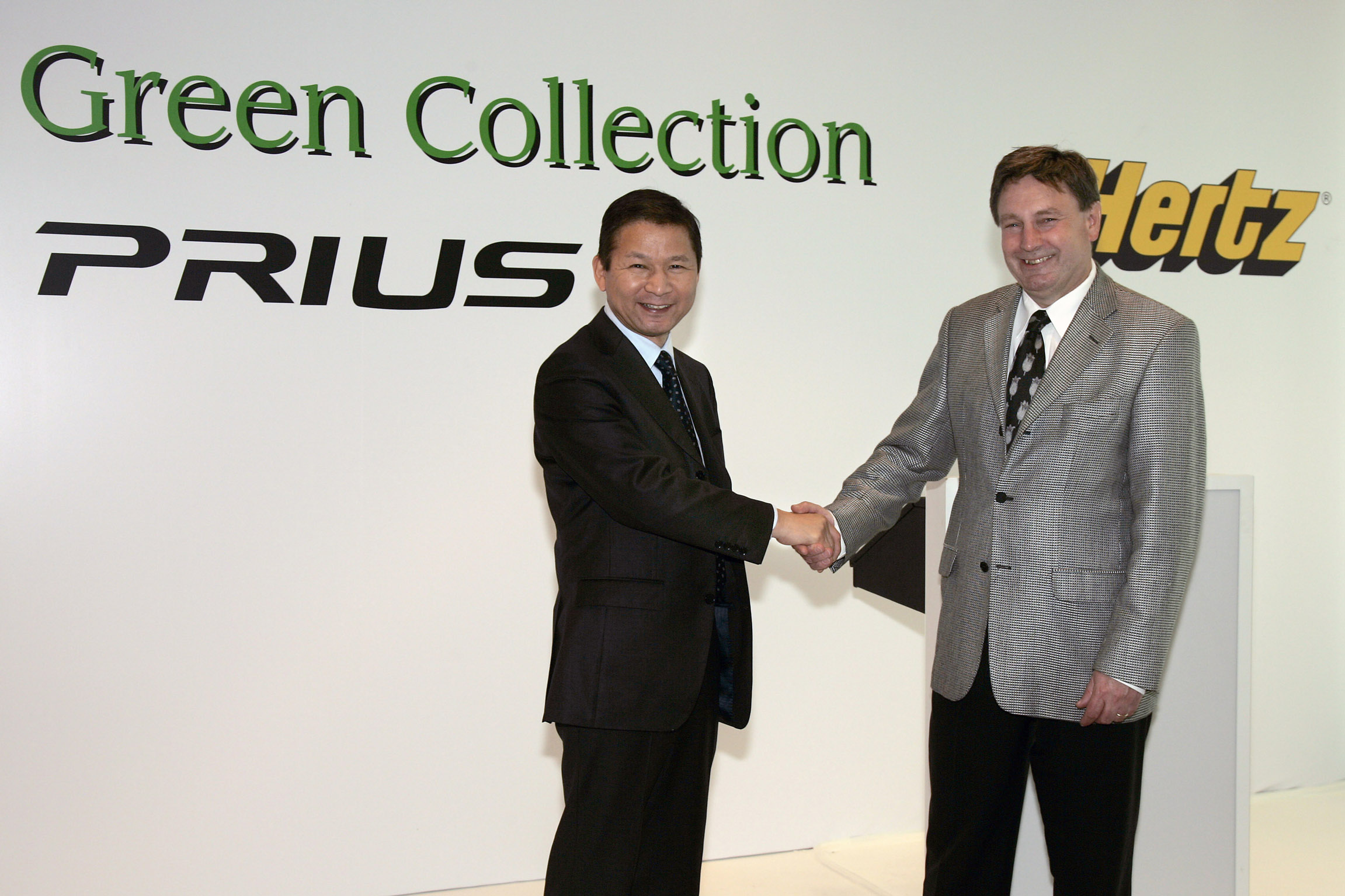 Toyota Prius fährt in der Hertz Green Collection
