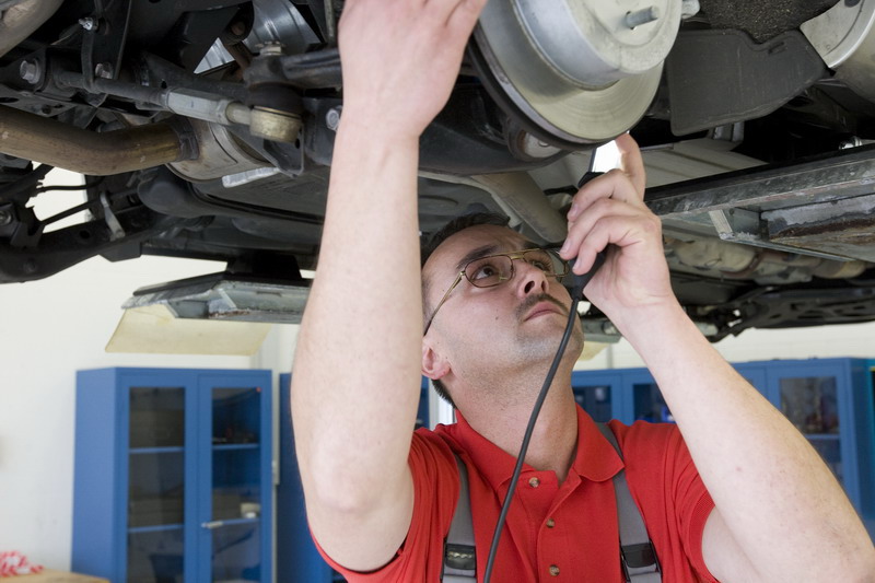 Martin Kuhn vom Autohaus Eifel-Mosel in Bitburg bei der Durchführung des Servicechecks.