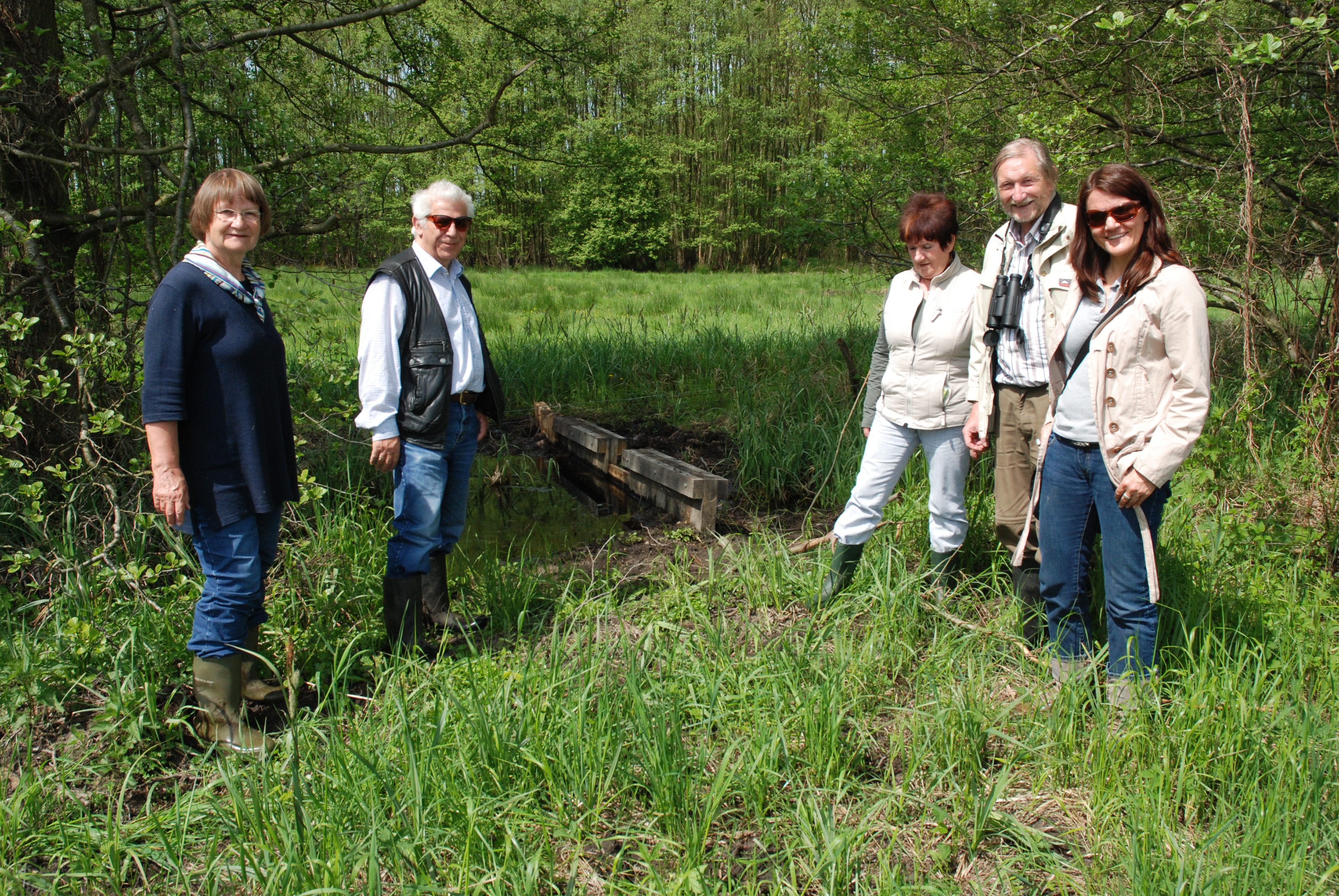 Dr. Frank Neuschulz (DUH, 2. von re), Susanne Knechtges (Toyota Deutschland, re) und engagierte Helfer besichtigen den Erfolg des Auenwaldprojektes