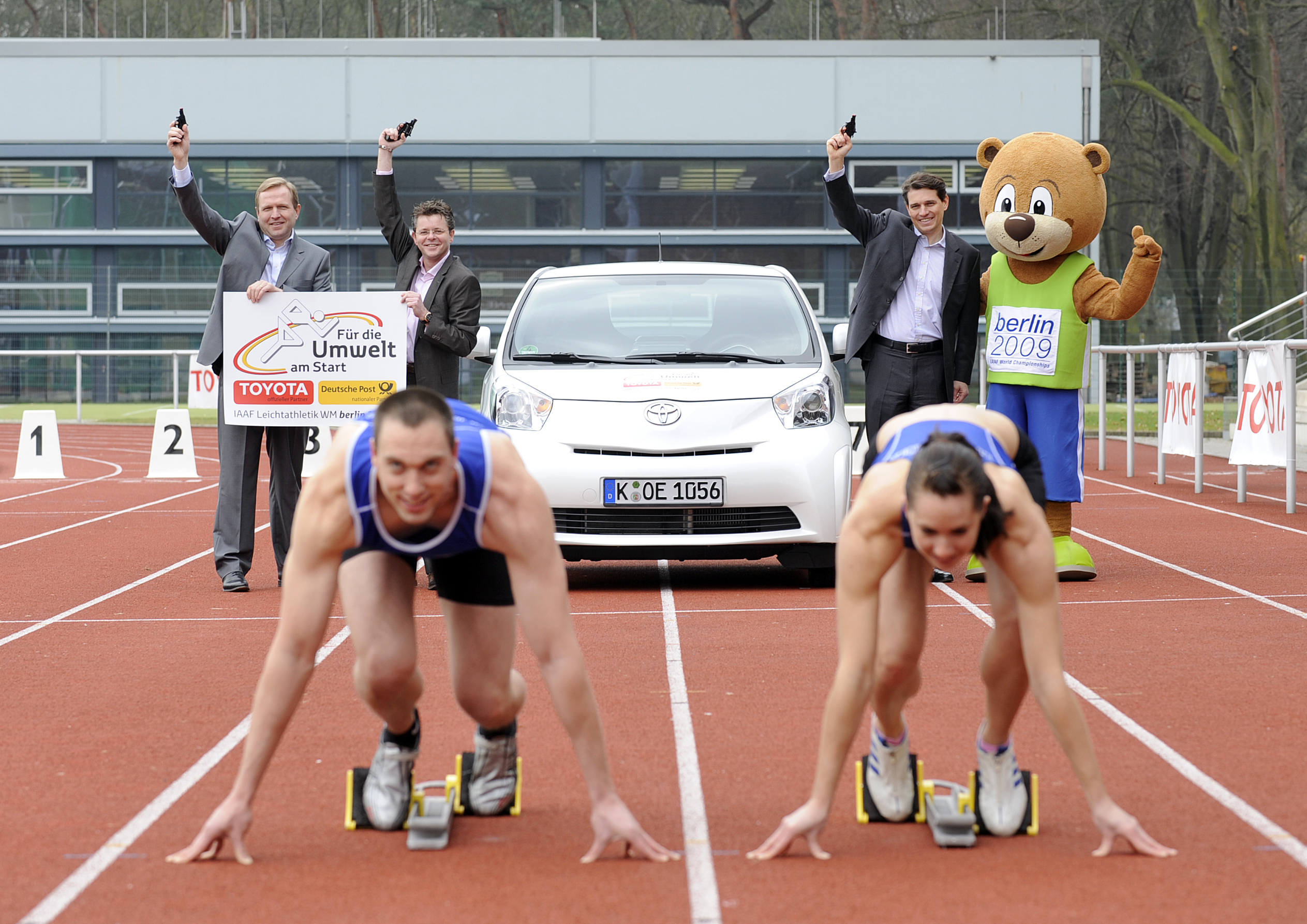 Toyota ist Offizieller Sponsor der 12. IAAF Leichtathletik WM berlin2009TM- "Für die Umwelt am Start" ist das gemeinsame Motto mit dem Nationalen WM-Sponsor Deutsche Post. V.l. Alain Uyttenhoven (Toyota), Ingo Bohlken (Deutsche Post), Michael Mronz (BOC)