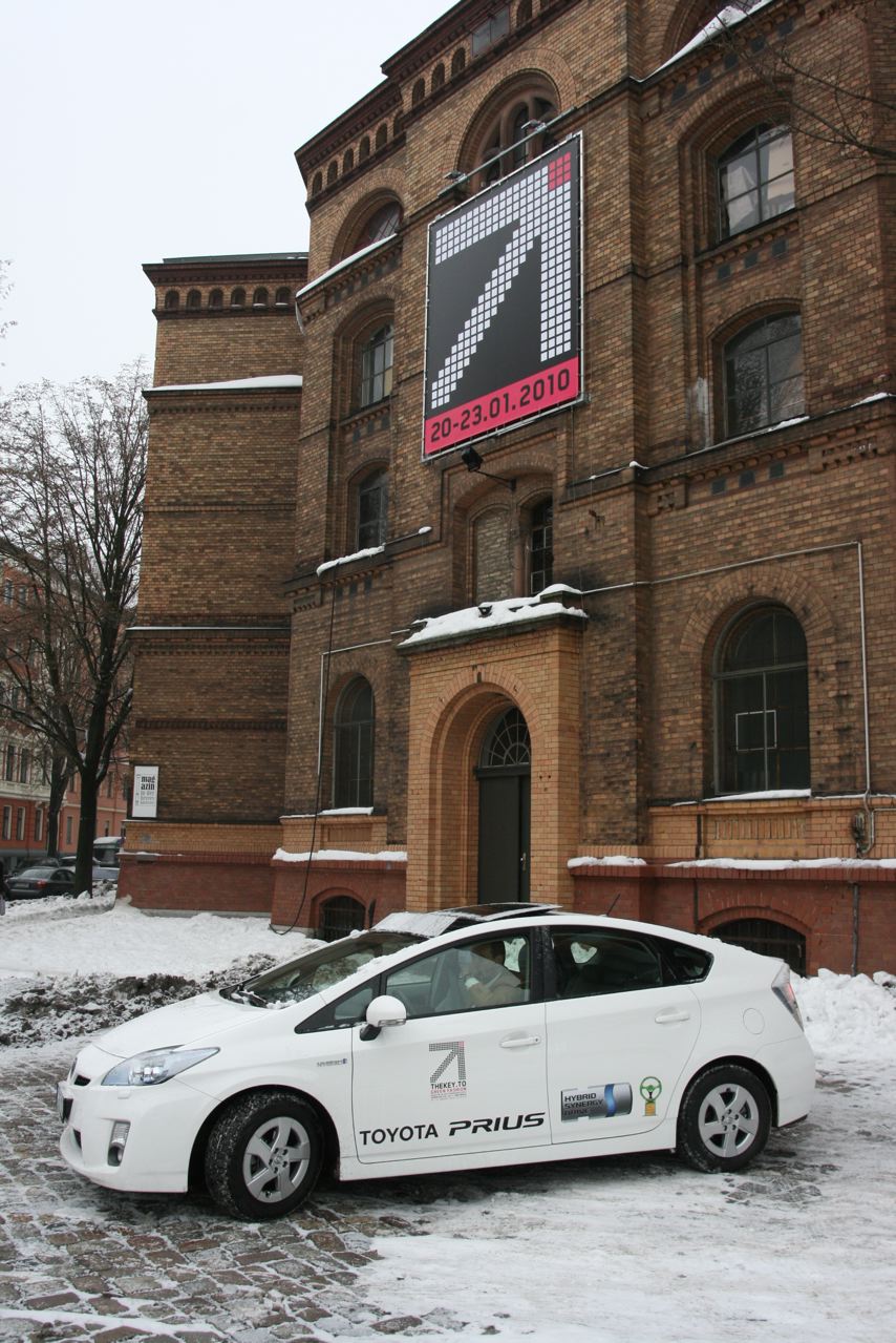 Prius-Shuttlefahrzeuge vor der Heeresbäckerei in Berlin Kreuzberg, der Location für die diesjährige THEKEY.TO