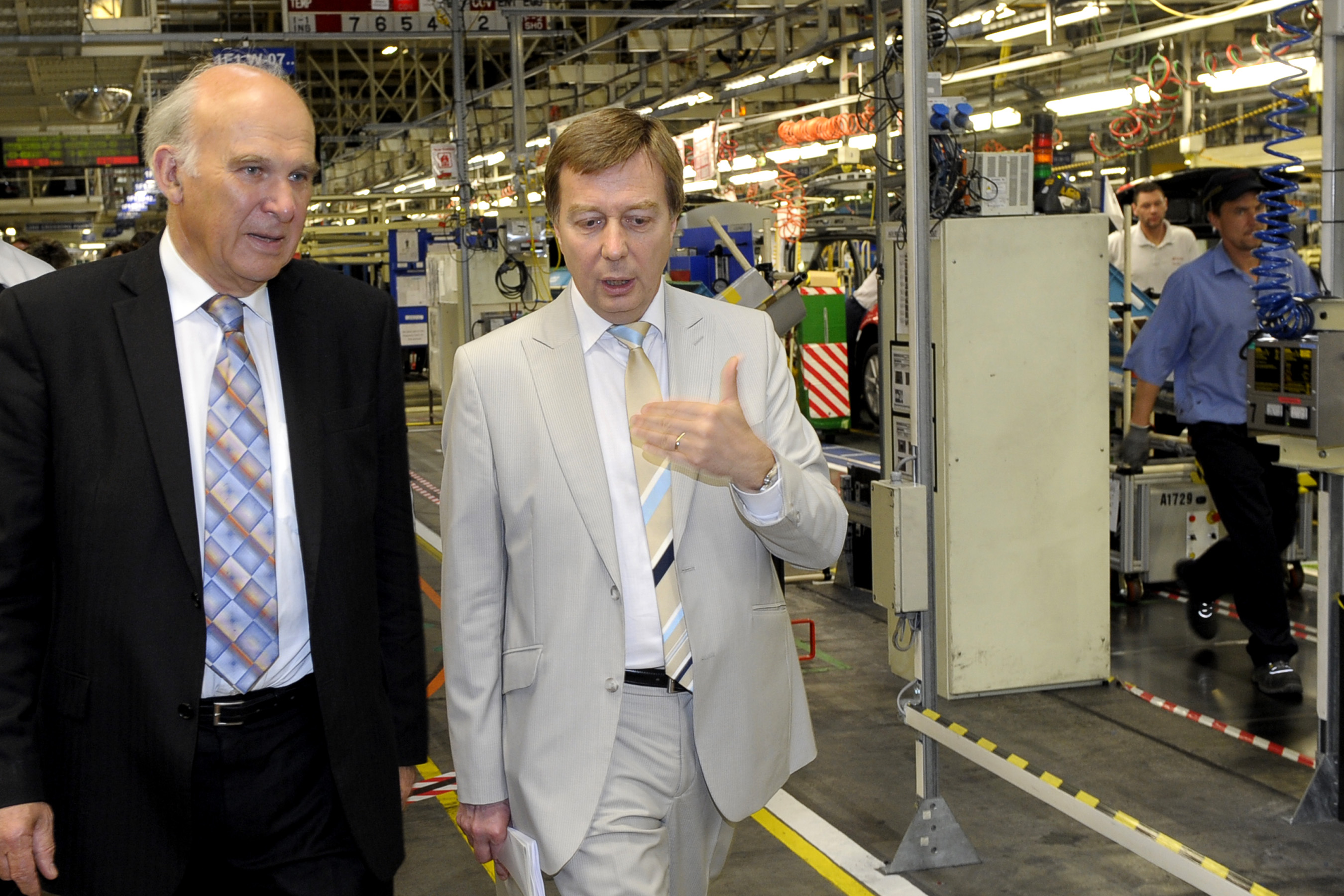 Rt Hon Dr Vince Cable (MP, Secretary of State for Business, Innovation and Skills, li.) im Gespräch mit Didier Leroy (President Toyota Motor