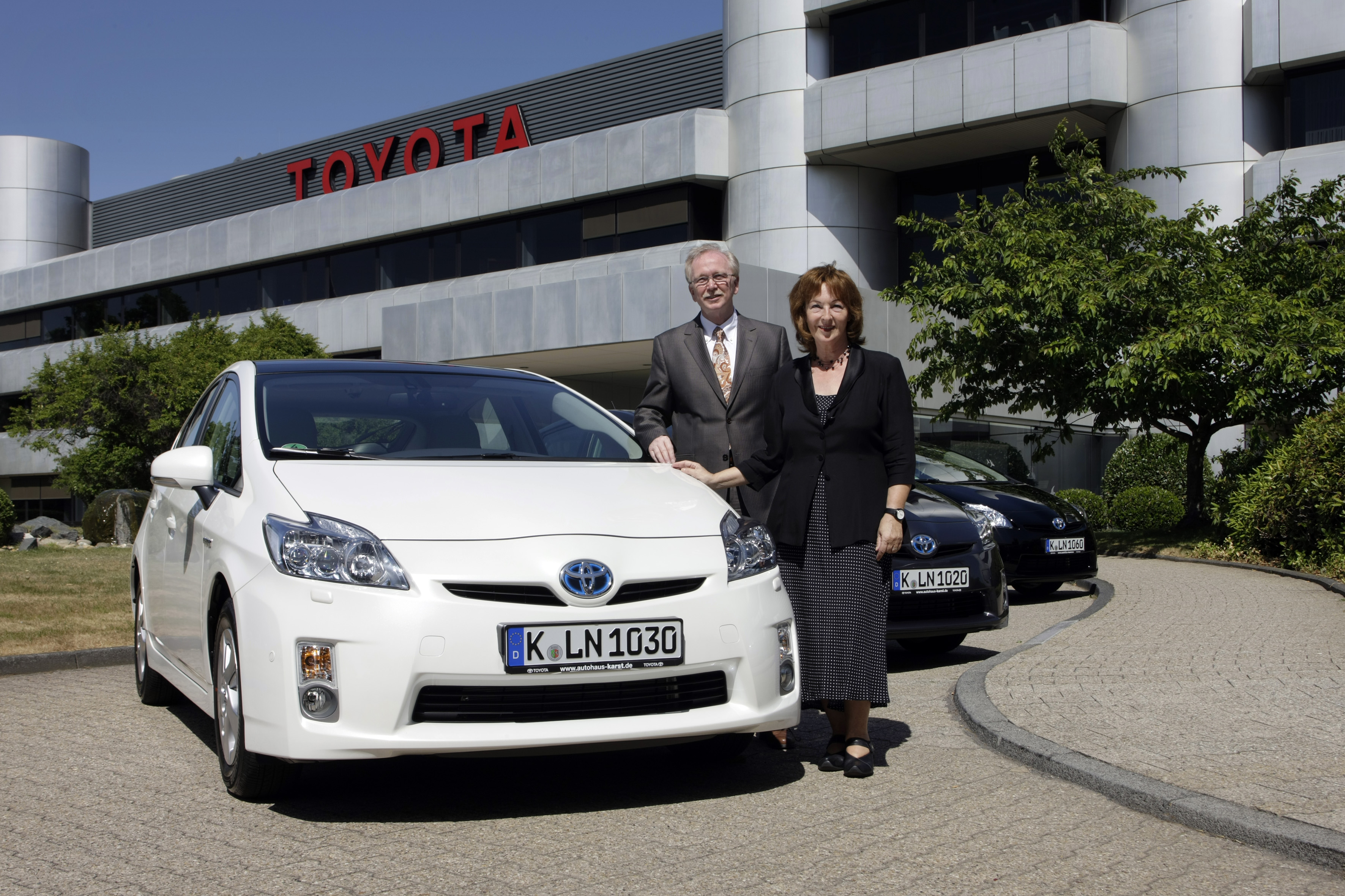 v. li. n. re.: Lothar Feuser, Geschäftsführer Toyota Deutschland GmbH, Angela Spizig, Bürgermeisterin Stadt Köln