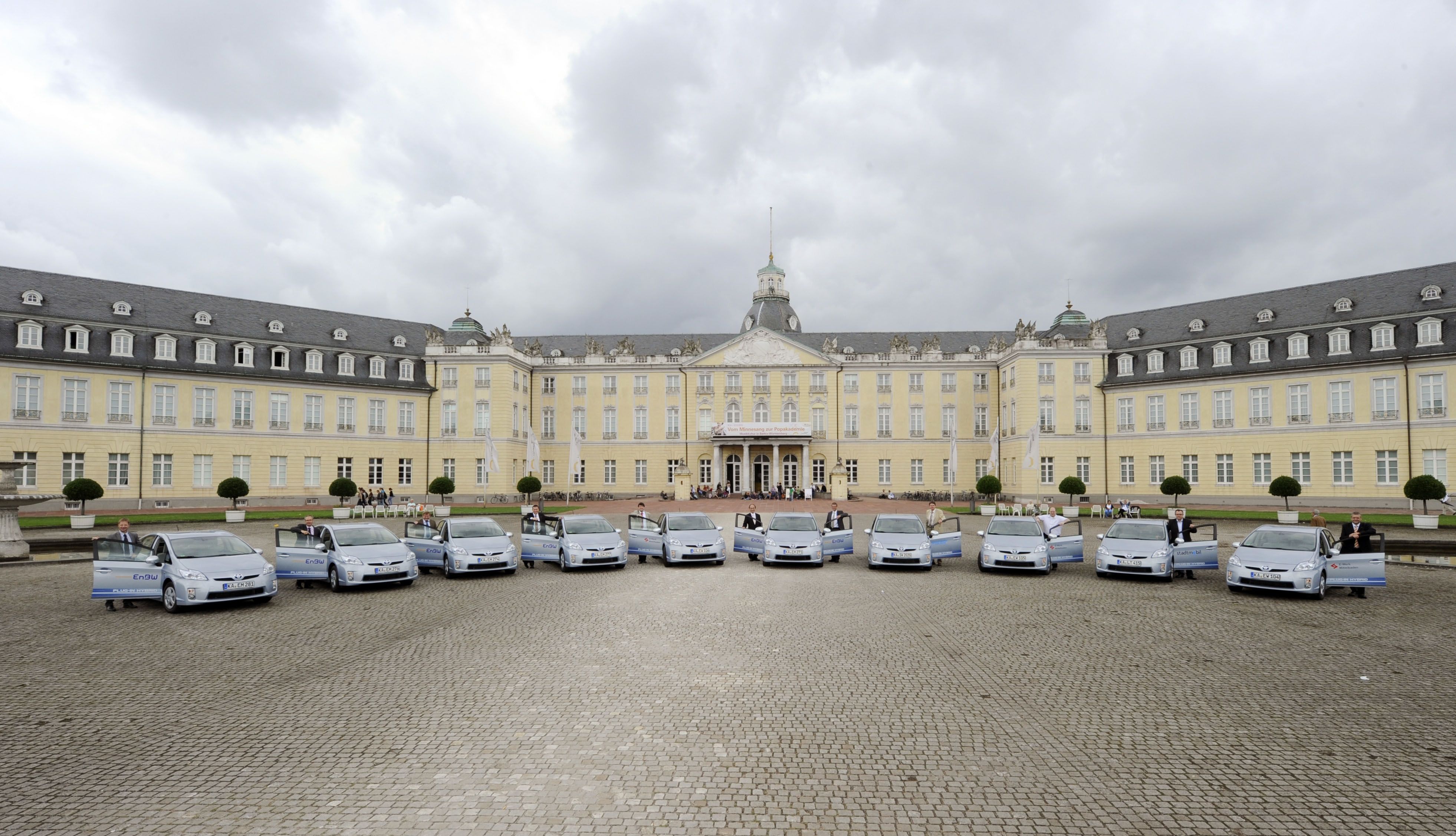 Die EnBW Energie Baden-Württemberg AG übernimmt vor dem Karlsruher Schloss im Rahmen eines internationalen Feldtests zehn noch nicht im freien Markt erhältliche Elektroautos von Toyota (Foto: EnBW) 