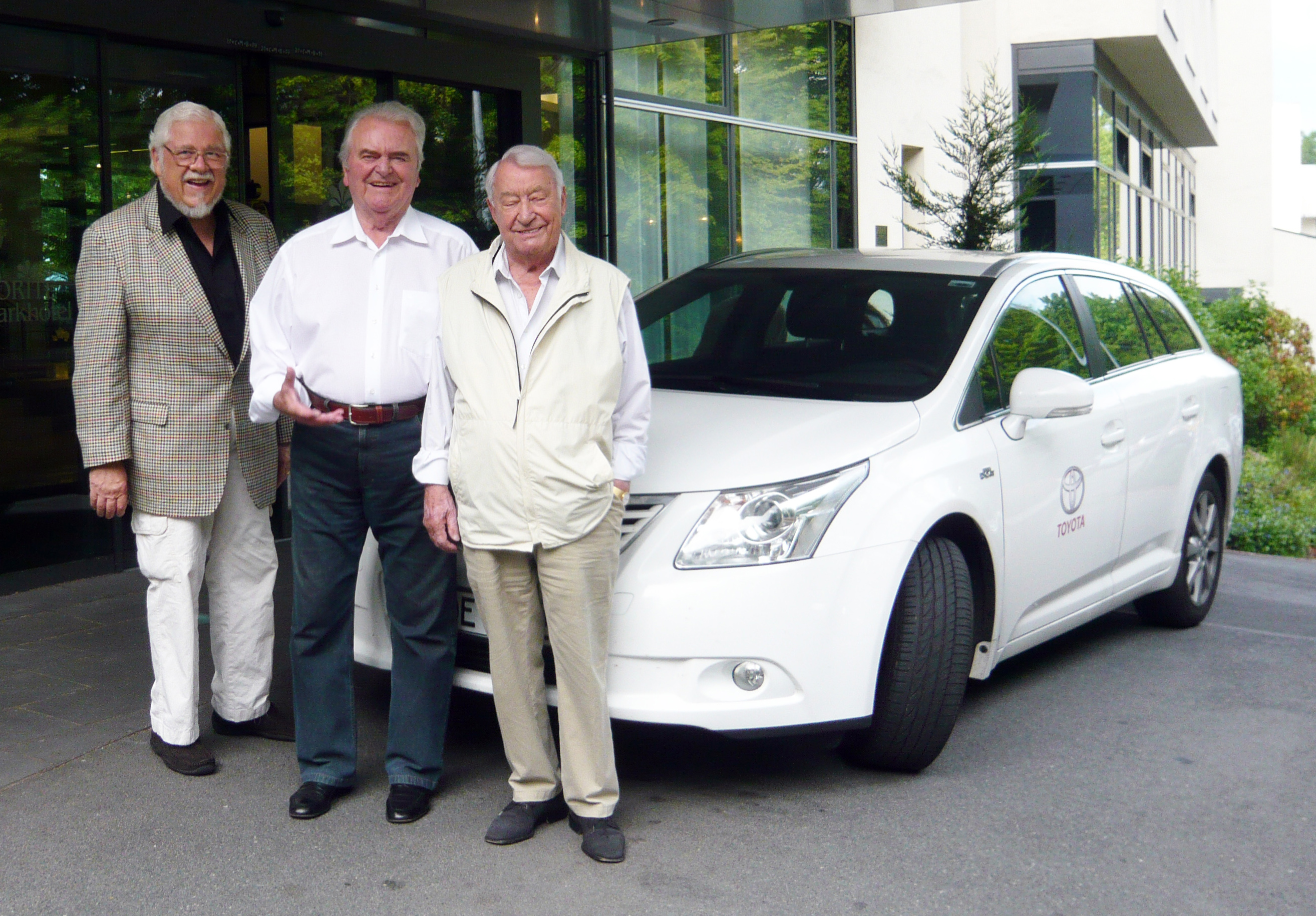 Bill Ramsey, Max Greger und Hugo Strasser vor ihrem Tourfahrzeug