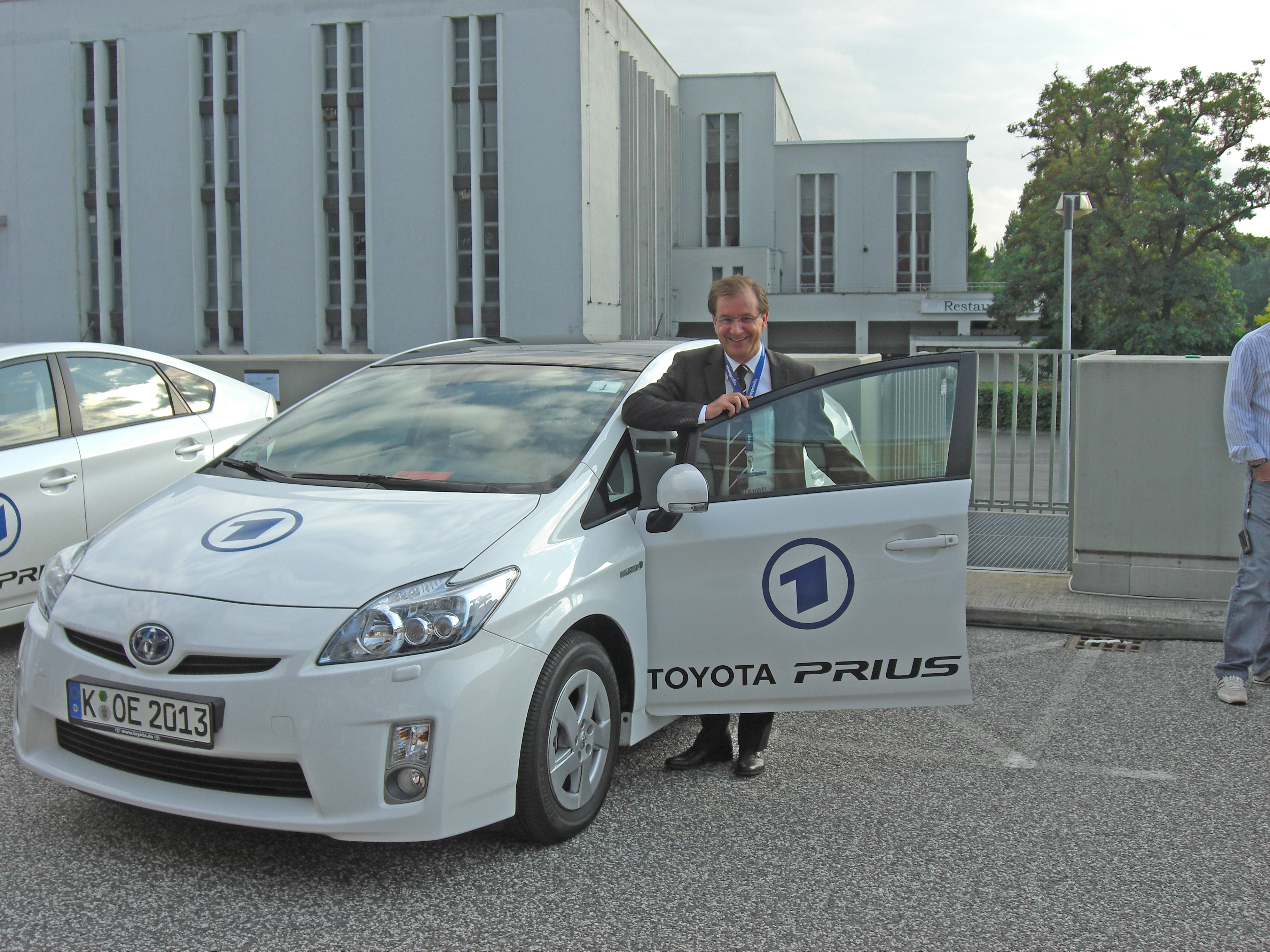 Tagesschau-Sprecher Jan Hofer und der Toyota Prius