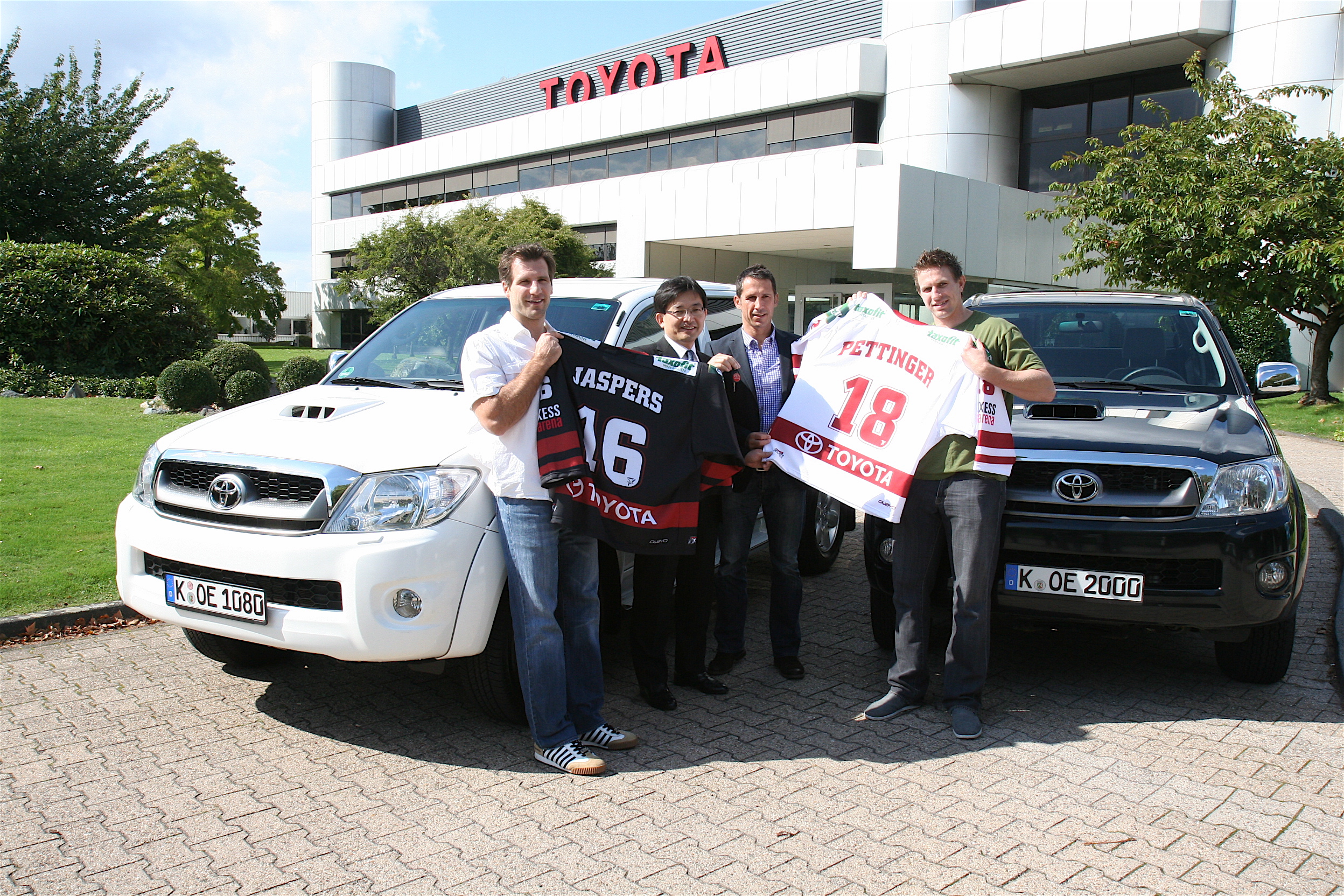 Jason Jaspers, Toshiaki Yasuda (Präsident Toyota Deutschland), Thomas Eichin (Geschäftsführer KEC) , Matt Pettinger (v.l.)