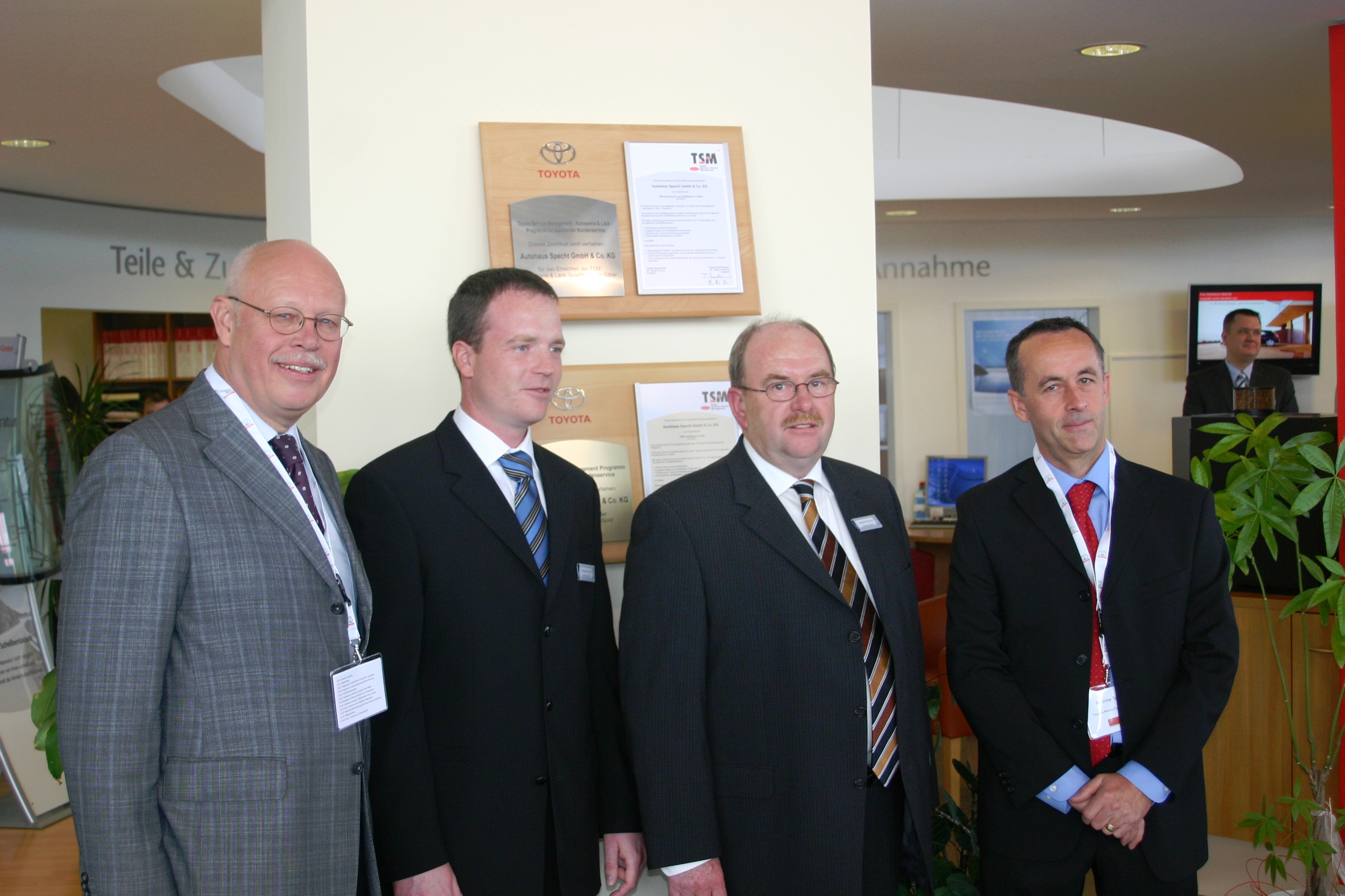 v.l.n.r.: Johannes Herrlich (Toyota Deutschland), Alexander und Siegfried Specht (AH Specht), sowie Andrew Springall (Toyota Motor Europe)