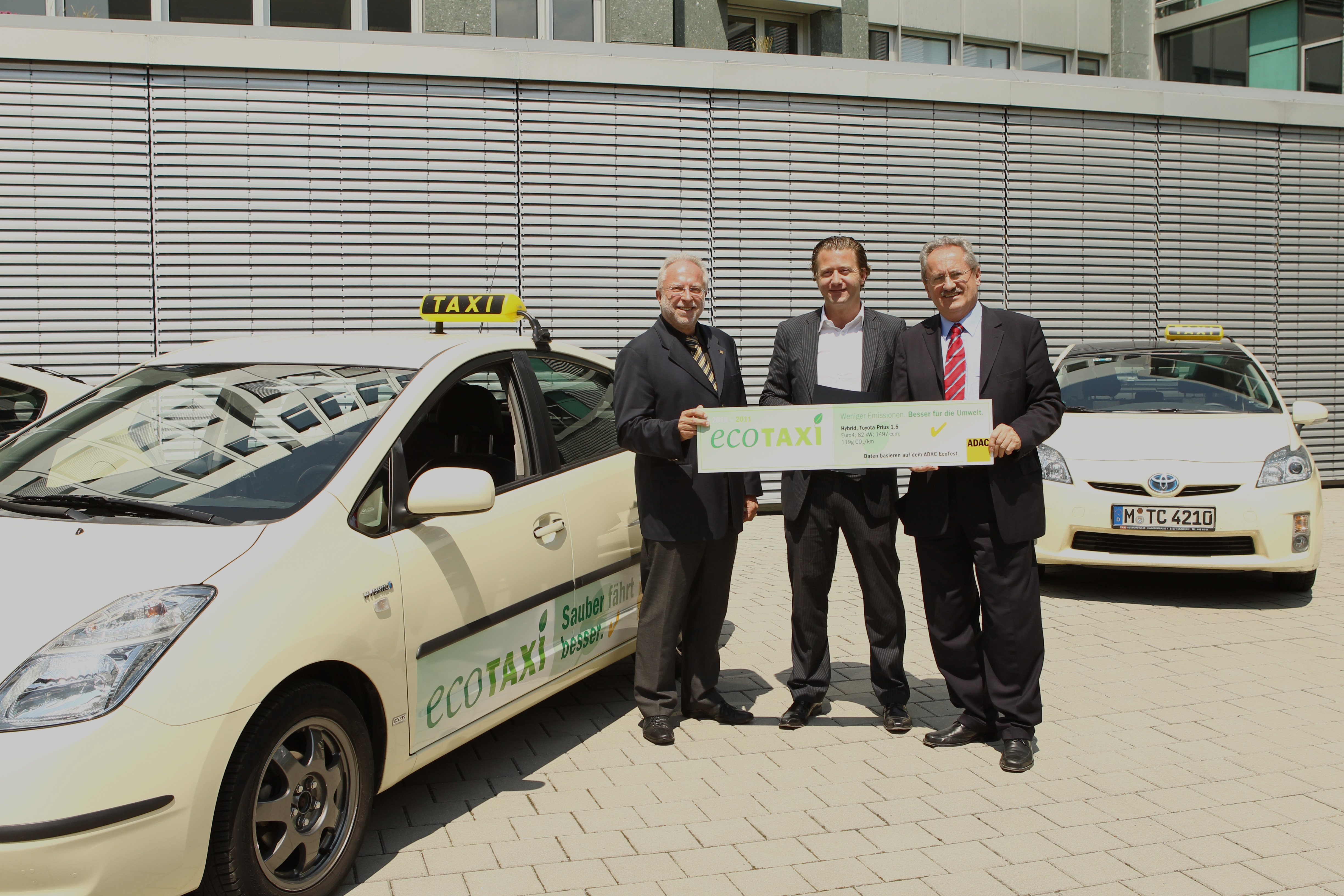 v.l.n.r. Vorsitzender des ADAC Südbayern e.V Dr. August Markl, Geschäftsführer der ClimatePartner GmbH Moritz Lehmkuhl, Oberbürgermeister der Landeshauptstadt München Christian Ude bei der Präsentation des Projektes in München