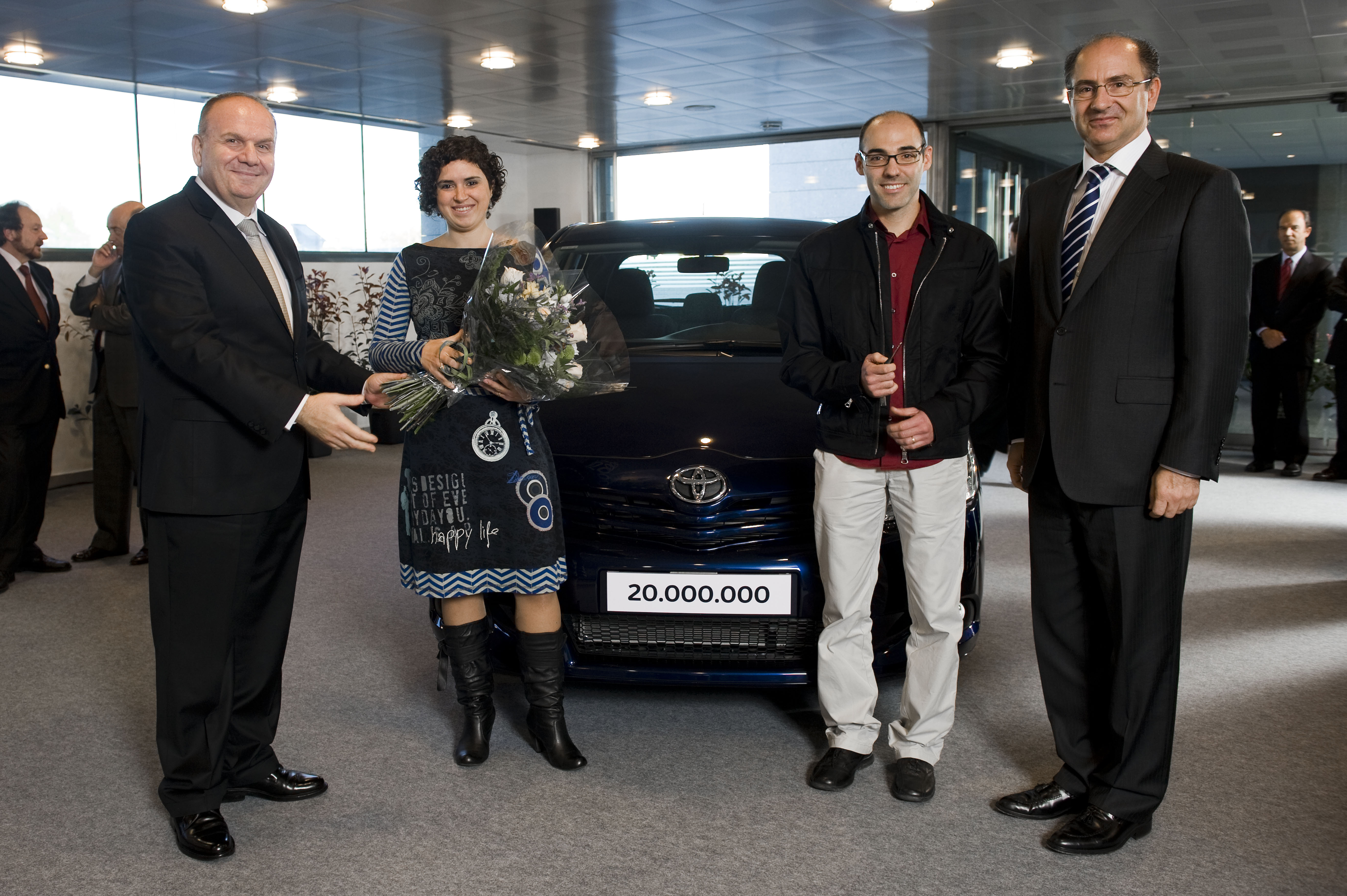 v.l.n.r.: Orhan Özer (Toyota Motor Manufacturing Turkey), Frau und Herr Jiménez, Miguel Fonseca (Toyota Motor Europe)