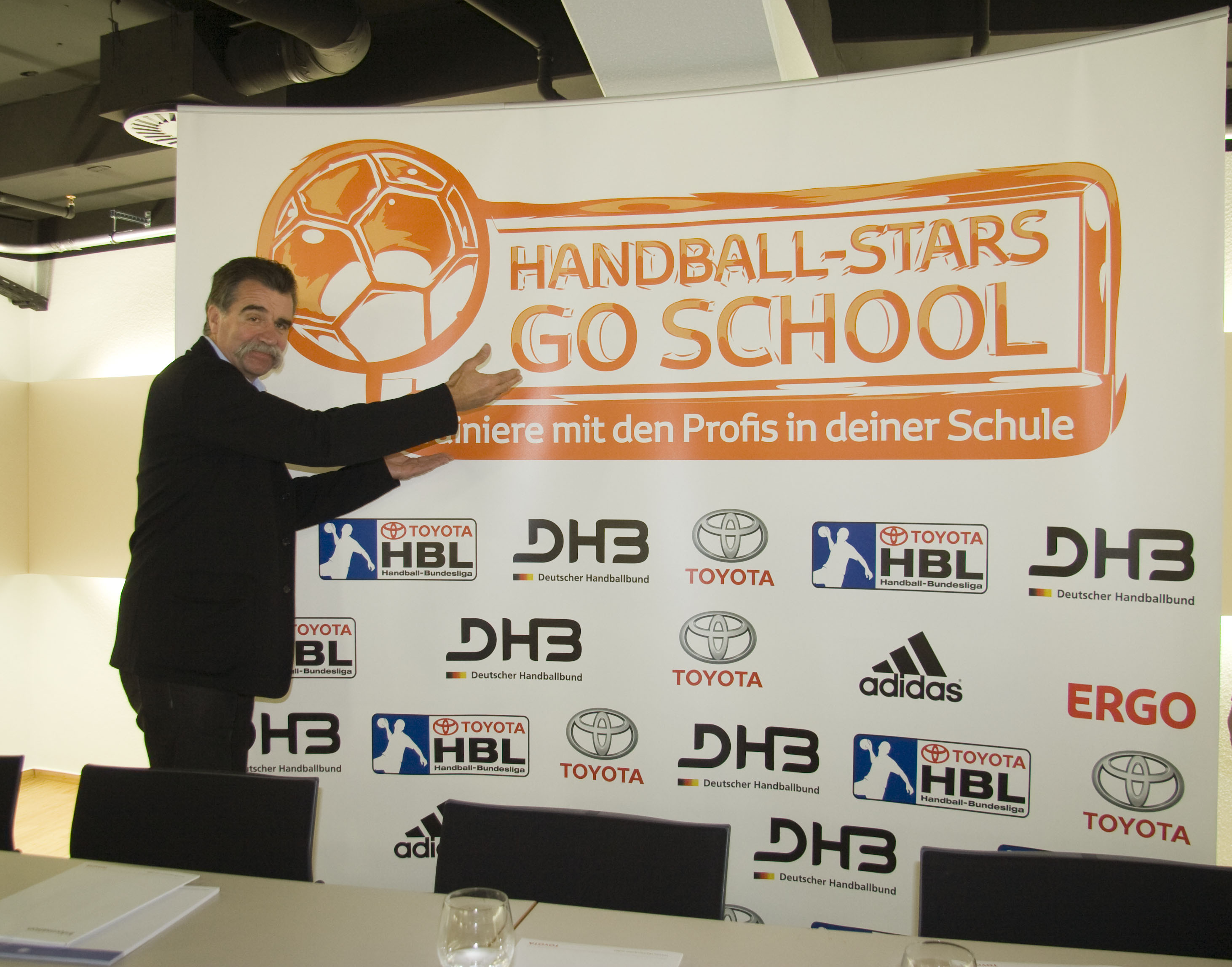 Bundestrainer Heiner Brand stellt das Programm "Handball-Stars go school" vor