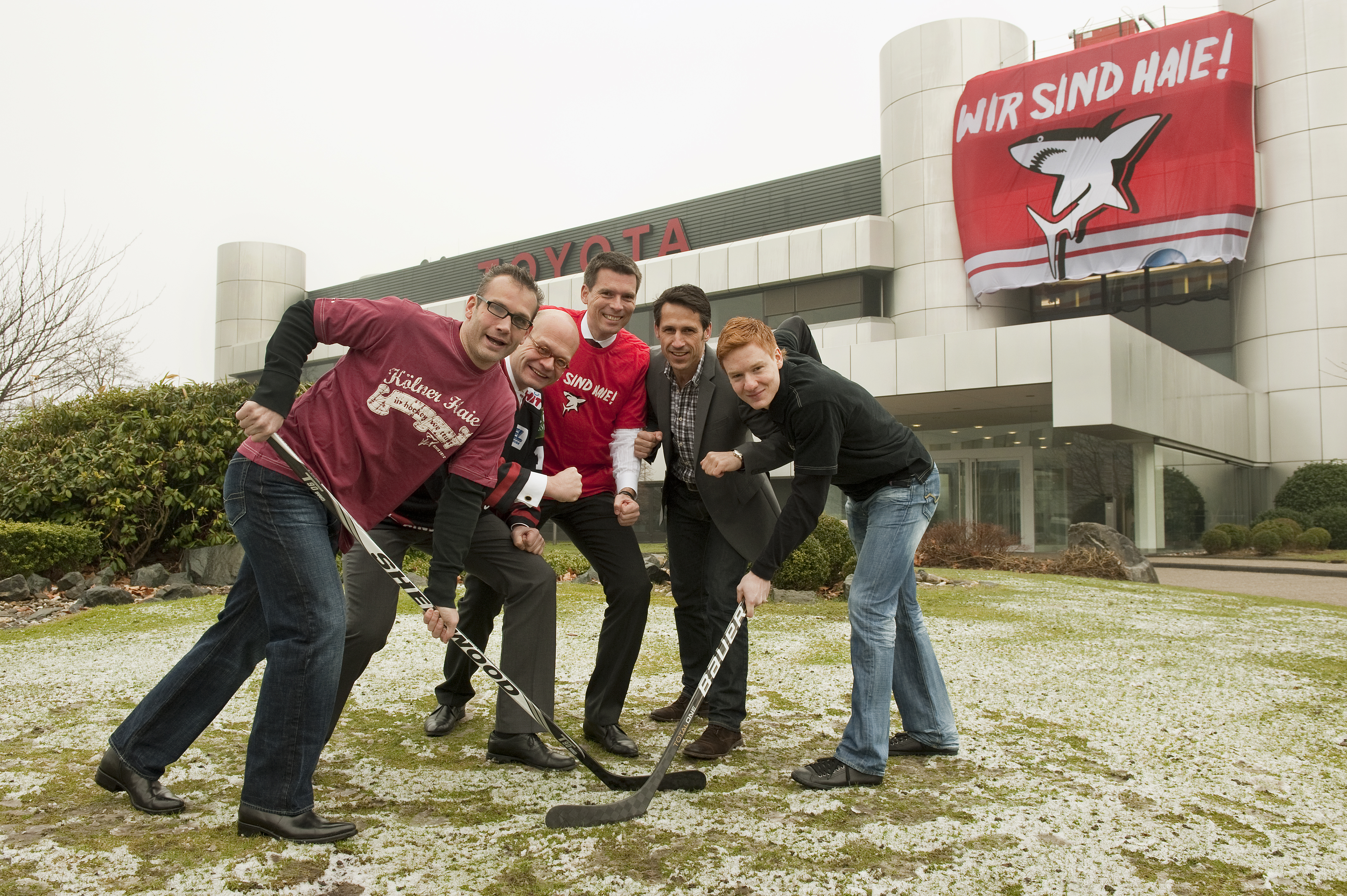v.l.n.r. Mirko Lüdemann (Spieler), Ulrich Selzer (Geschäftsführer Toyota Deutschland), André Schmidt (General Manager Marketing ToyotaDeutschland), Thomas Eichin (Geschäftsführer Kölner Haie), Philip Gogulla (Spieler)