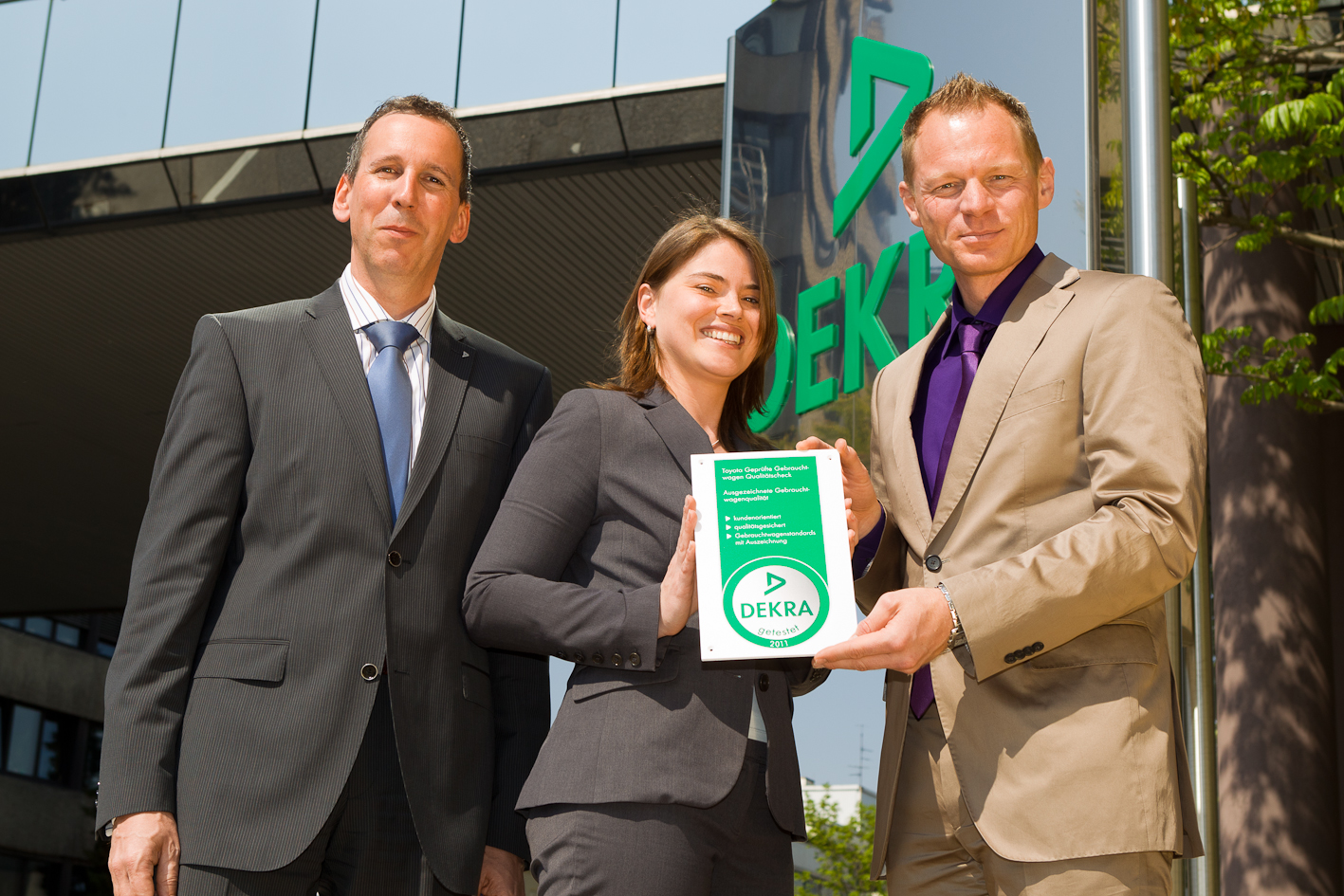 v.l.n.r.: Henry Schulz, Key Account Manager, DEKRA Consulting GmbH; Nadine Busch, Used Car & Residual Value Management, Toyota Deutschland GmbH; Christian Polzer, Geschäftsführer,  DEKRA Consulting GmbH