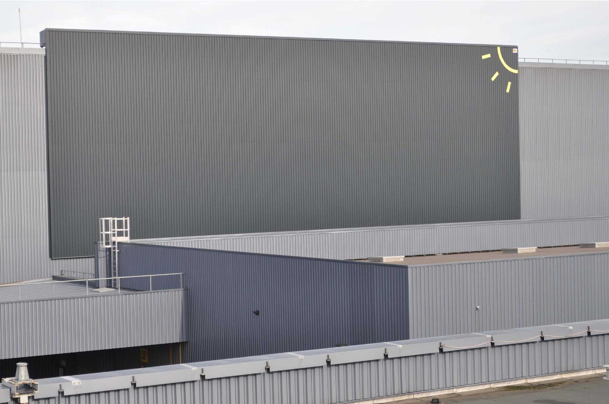 Solar-Luft-Kollektoren auf 400 Quadratmetern Fläche am französischen Werk in Valenciennes schaffen Wärme und reduzieren CO2-Emissionen.