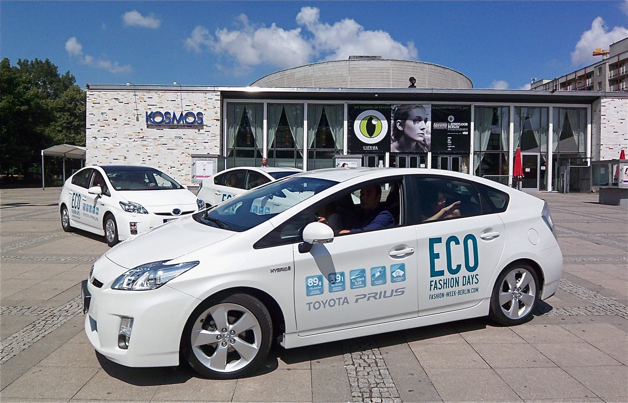 Im Toyota Prius an den grünen Laufsteg