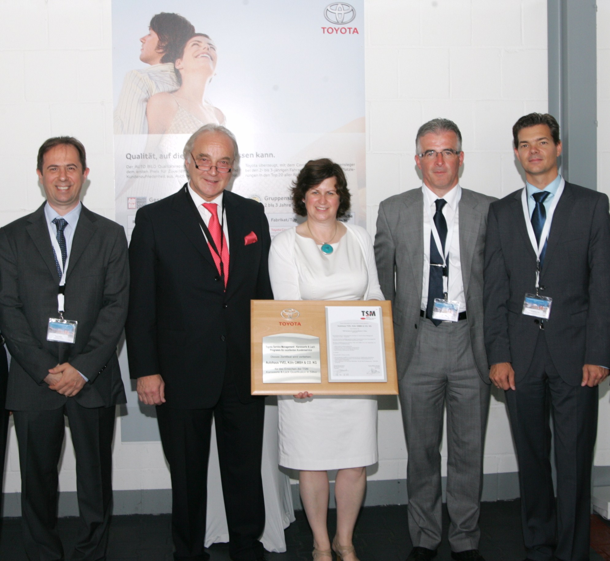 Gratulation zur TSM-Auszeichnung - Übergabe des Zertifikats, v.l.n.r.: Ozan Bilgin (Toyota), Rolf Mauss (Obermeister Innung Köln), Gudrun Kirstein (Yvel), John Laing (Toyota) und Ralph Kartscher (Toyota)