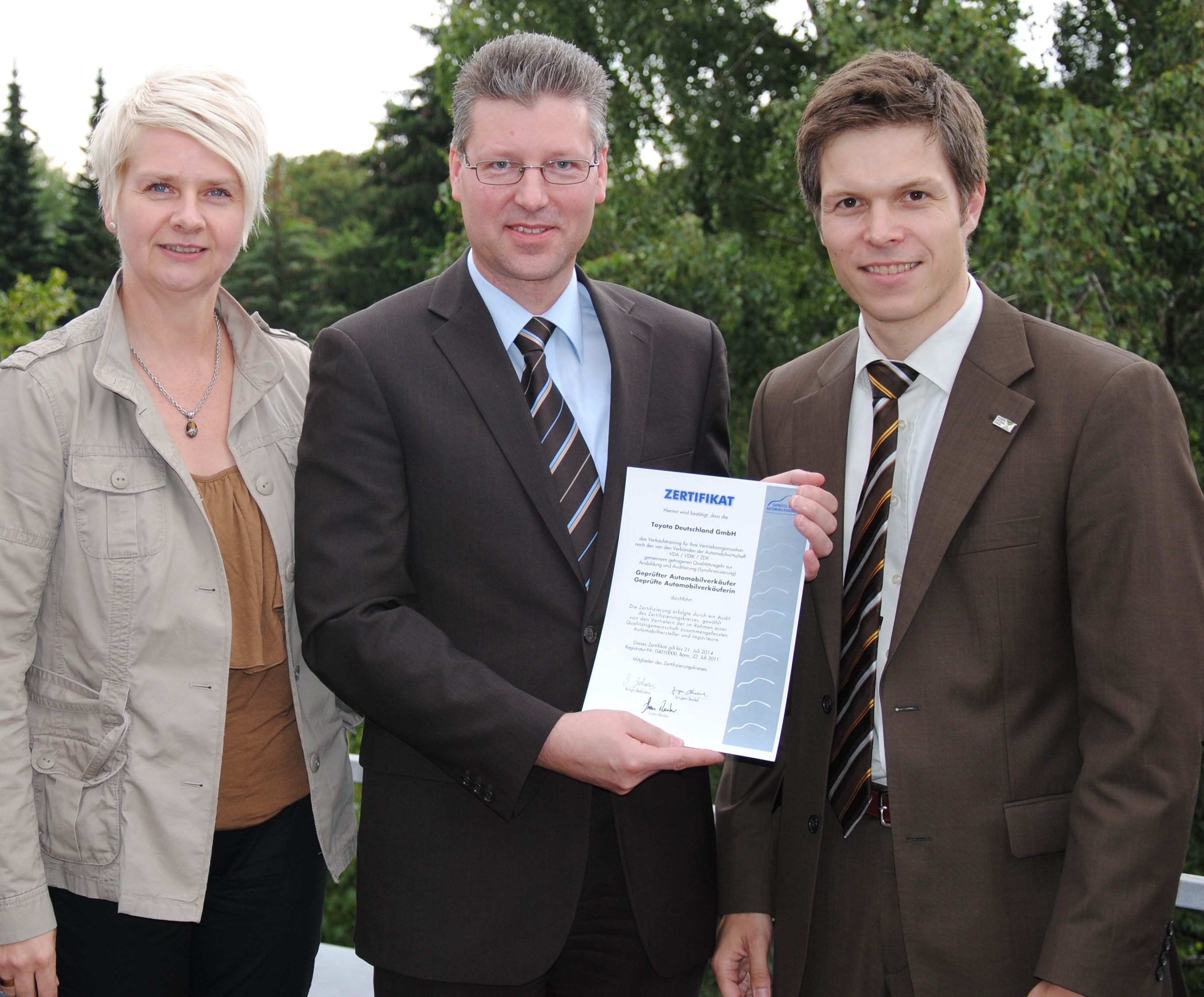 Übergabe des GAV-Zertifikats, v.l.n.r.: Birgit Behrens (ZDK), Friedhelm Vennhoff (Toyota Deutschland), Jürgen Christofzik (Toyota Deutschland)