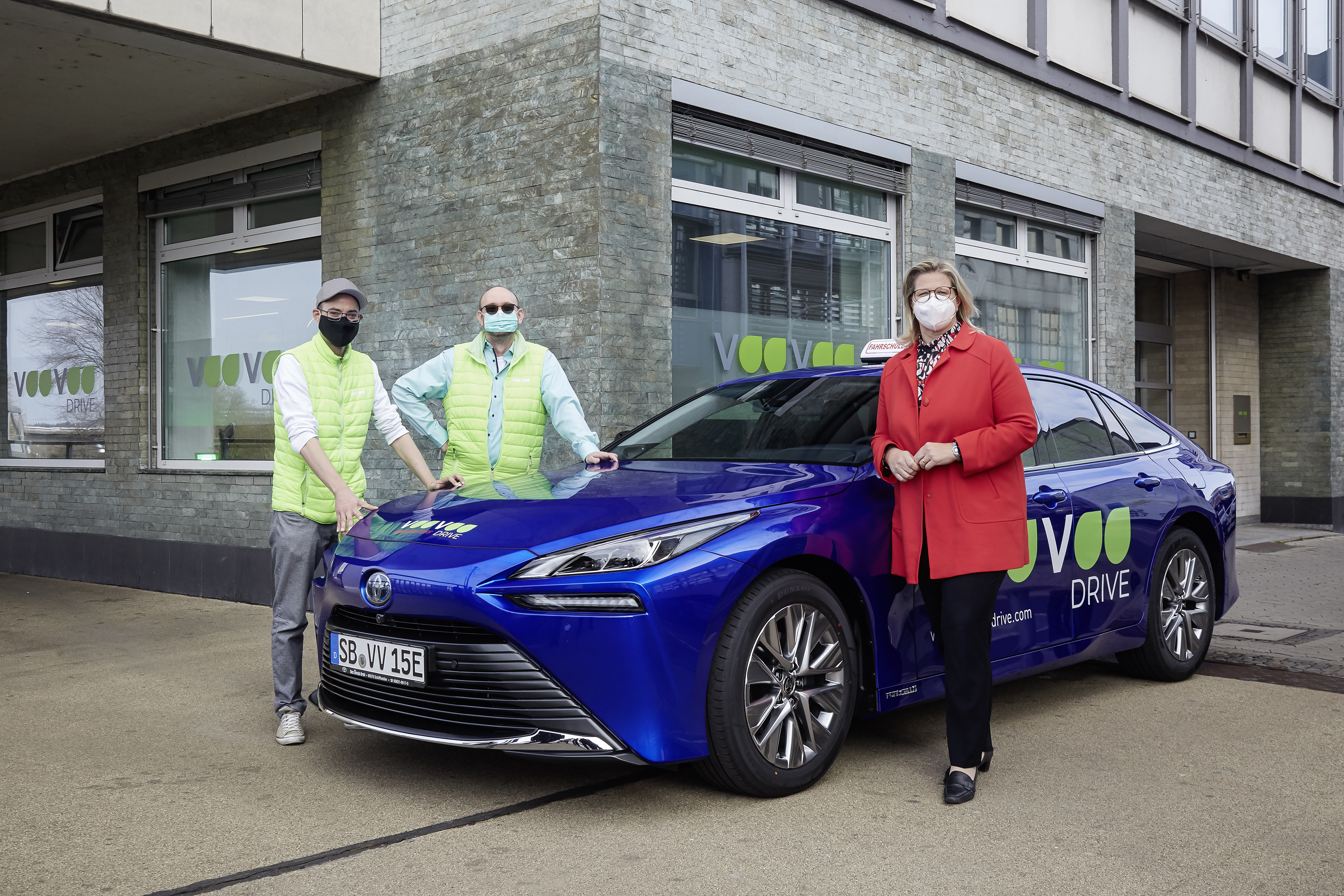 links Besitzer der Fahrschule VooVoo Drive, rechts die saarländische Wirtschaftsministerin Anke Rehlinger