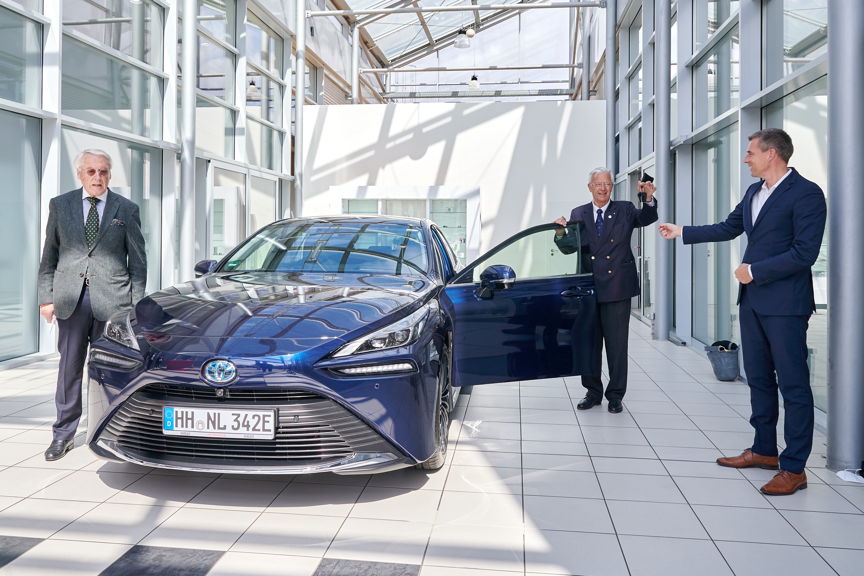 von links nach rechts: Kurt Kröger, Geschäftsführender Gesellschafter Autohaus Dello, Nikolaus W. Schües, André Schmidt, Präsident Toyota Deutschland