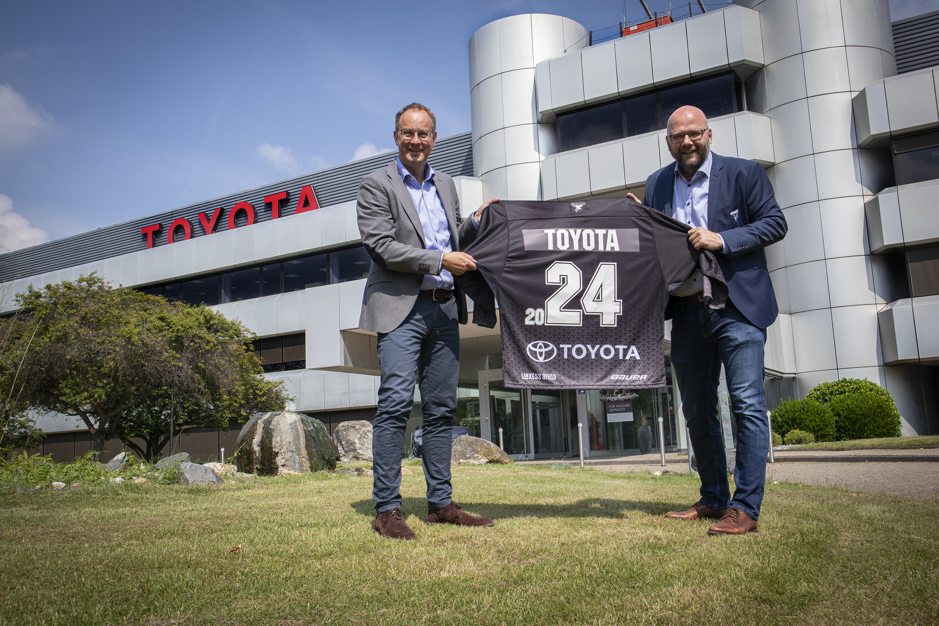 v.l.n.r.: Klaus Kroppa, Direktor Marketing Toyota Deutschland; Philipp Walter, Geschäftsführer Kölner Haie