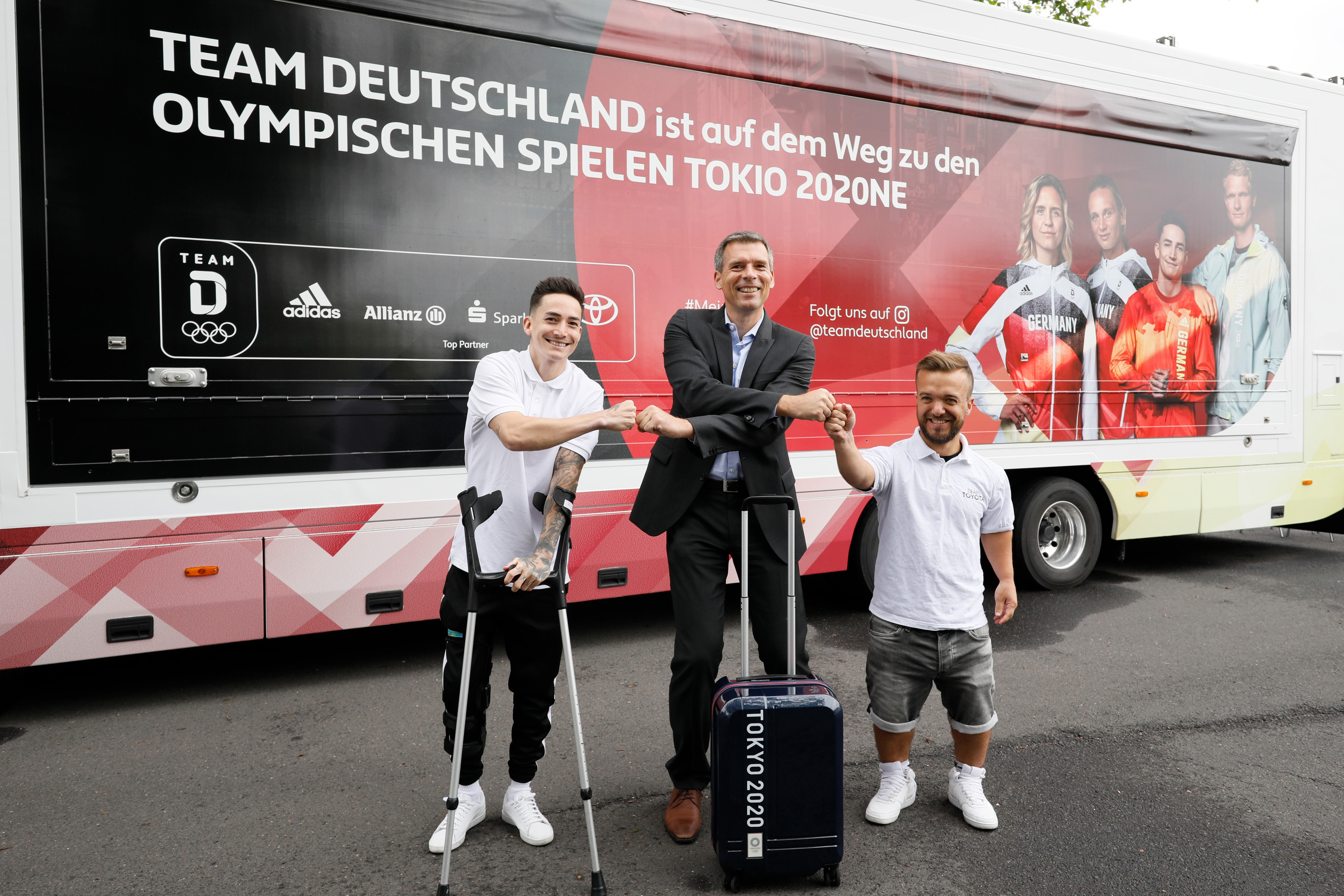 von links nach rechts: Kunstturner Marcel Nguyen, Präsident Toyota Deutschland André Schmidt, Para-Leichtathlet Mathias Mester
