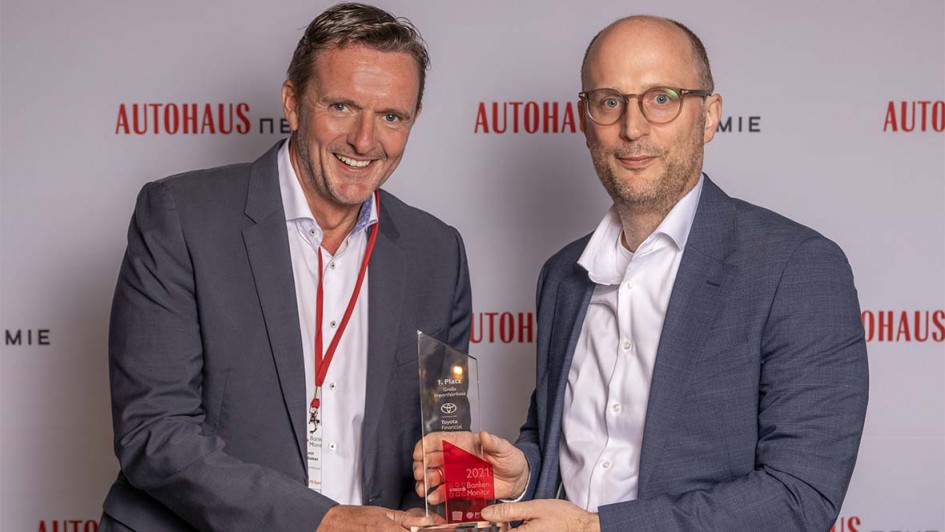 Von links nach rechts: Axel Nordieker, Geschäftsführer der Toyota Kreditbank, und Marcus Bochem, Direktor Vertrieb und Produktentwicklung bei der Toyota Kreditbank