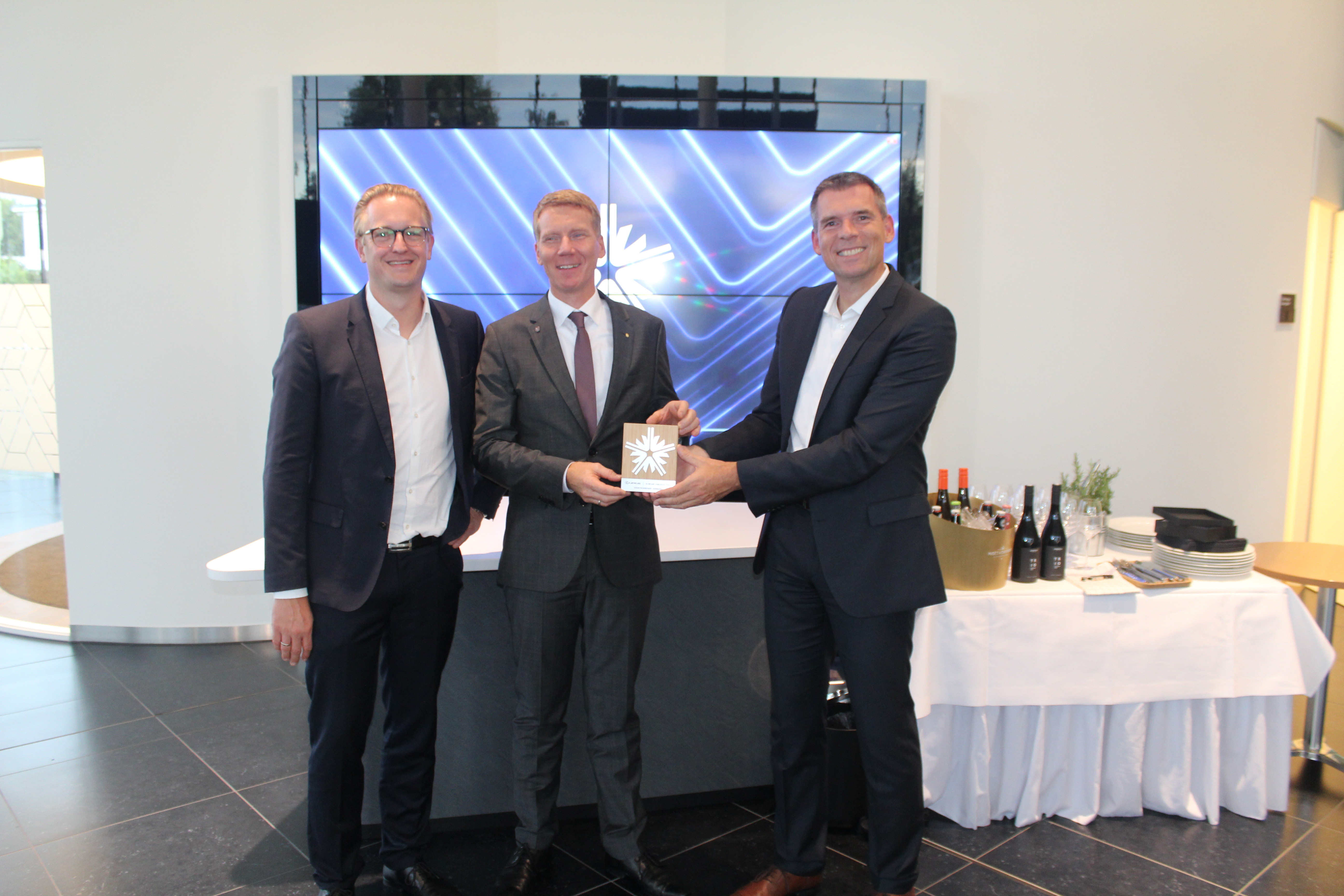 von links nach rechts: 
Holger Nelsbach -> General Manager Lexus
Michael Köhlerschmidt -> Geschäftsführer Emil Frey Toyota Zentrum
Andre Schmidt -> Präsident Toyota Deutschland GmbH