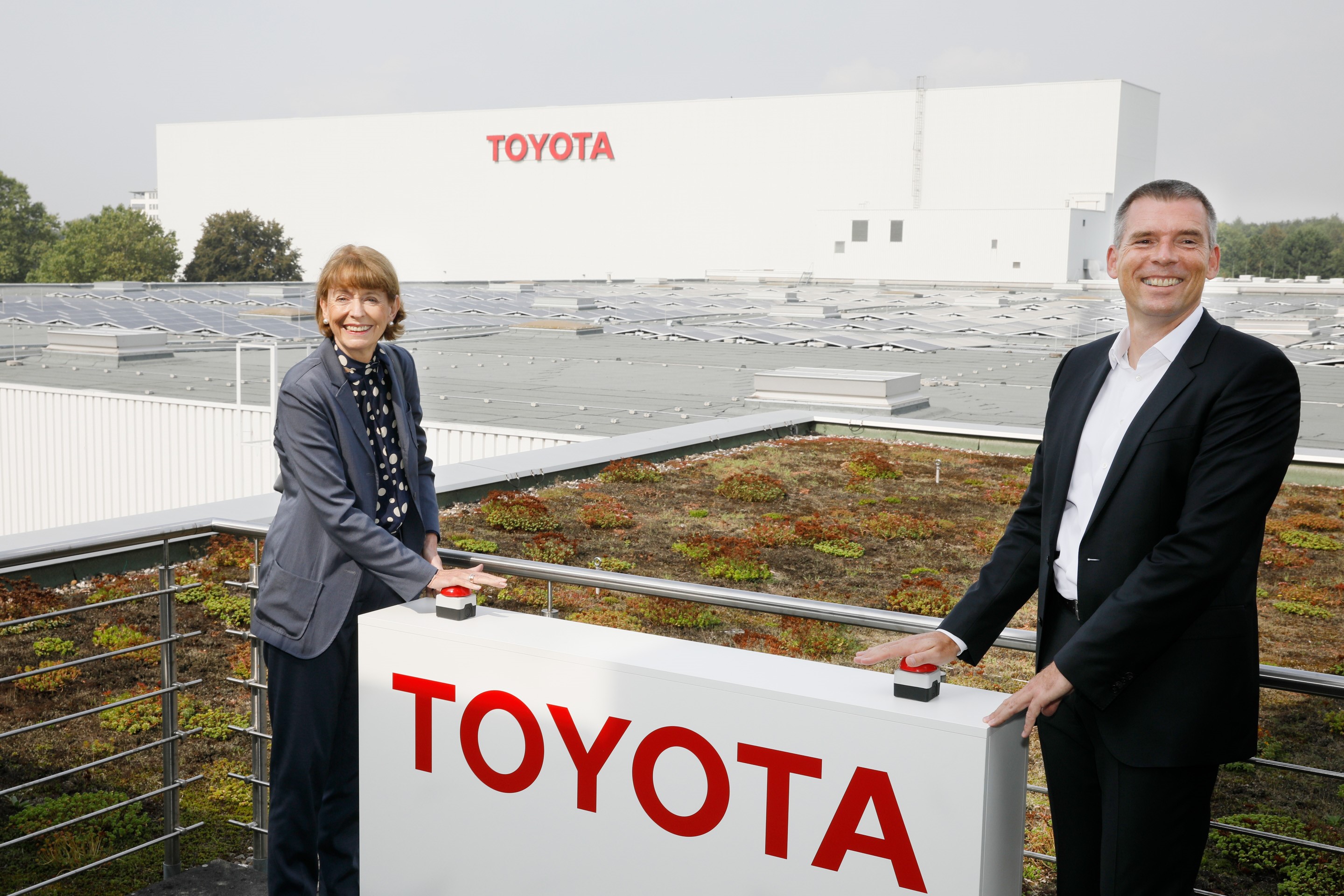 von links nach rechts: Kölns Oberbürgermeisterin Henriette Reker und Präsident Toyota Deutschland André Schmidt