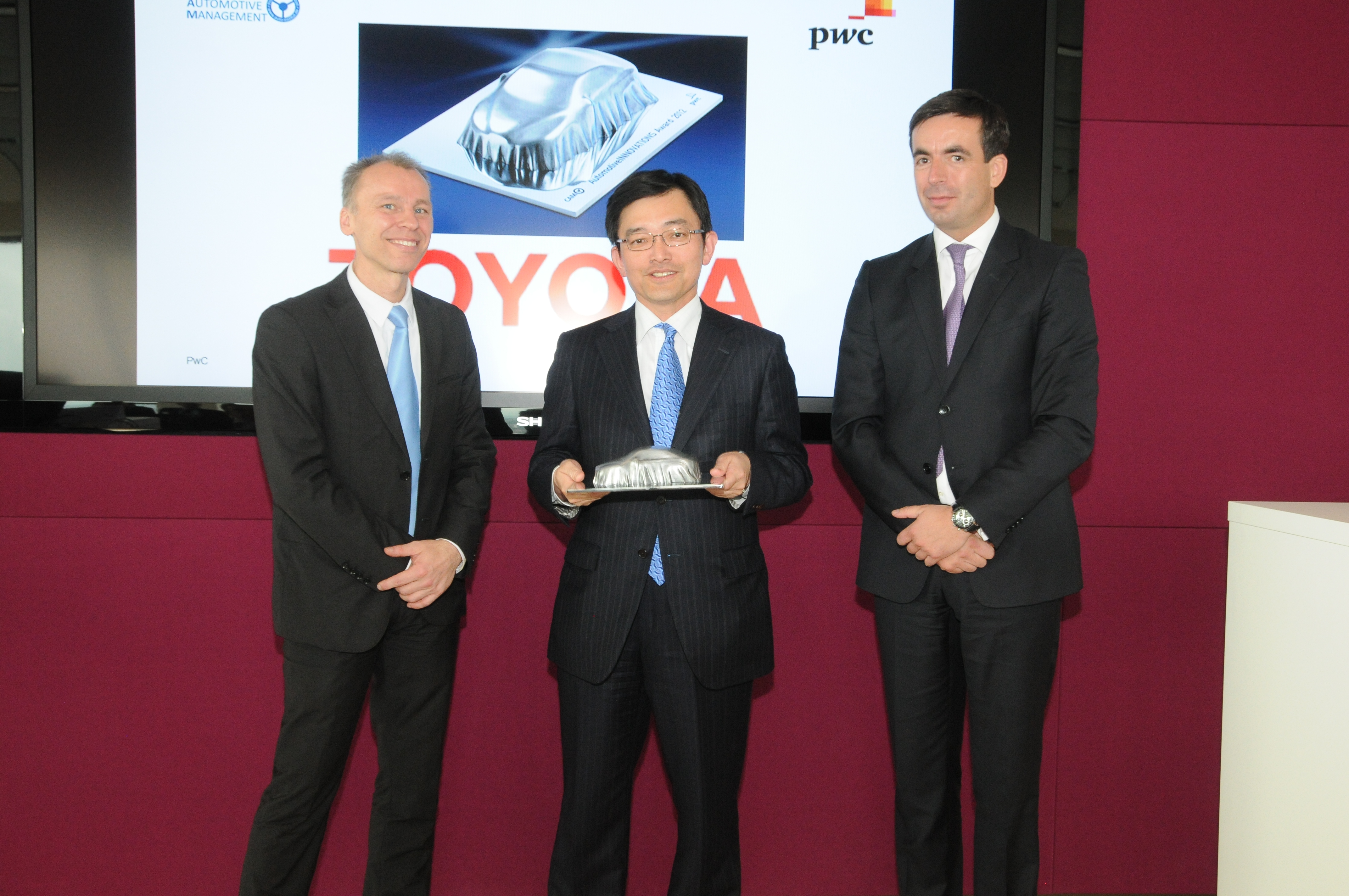 v.l.n.r.: Prof. Dr. Stefan Bratzel, Leiter Center of Automotive Management; Toshiaki Yasuda, Präsident Toyota Deutschland GmbH Felix Kuhnert, PwC Partner und Leiter Automotive Deutschland und Europa