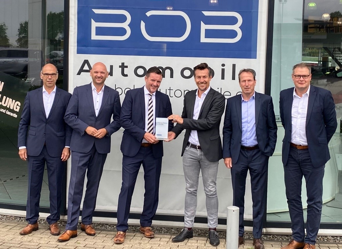V.l.n.r.: Peter Trefon, Henry Meyer und Axel Nordieker von der Toyota Kreditbank GmbH mit Mark Boden, Oliver Dietz und Frank Ossenbach von der BOB Automotive Group GmbH