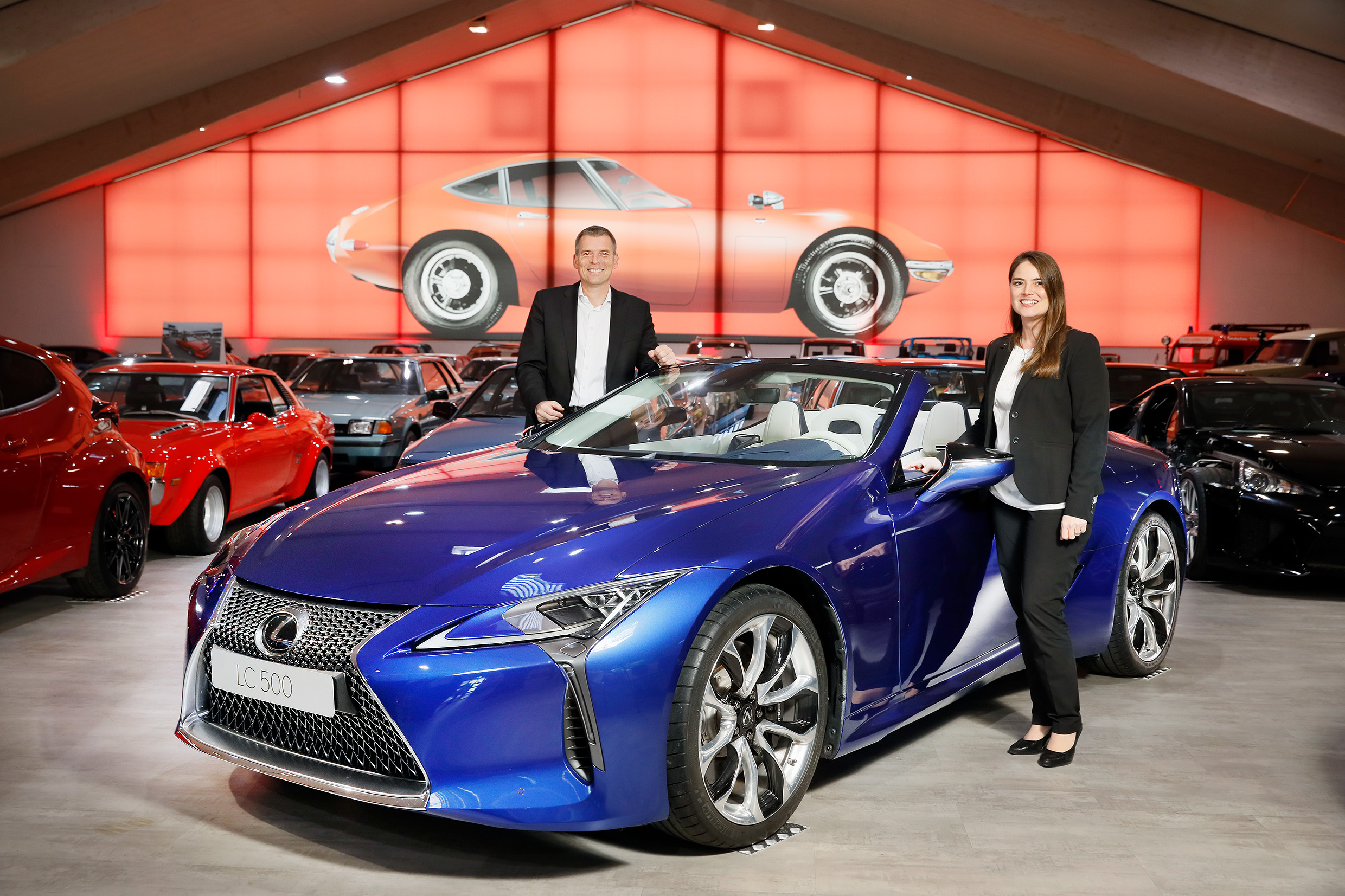 André Schmidt, Präsident der Toyota Deutschland GmbH und Nadine Busch, General Managerin Lexus Deutschland und der Lexus LC Limited Edition „Regatta”