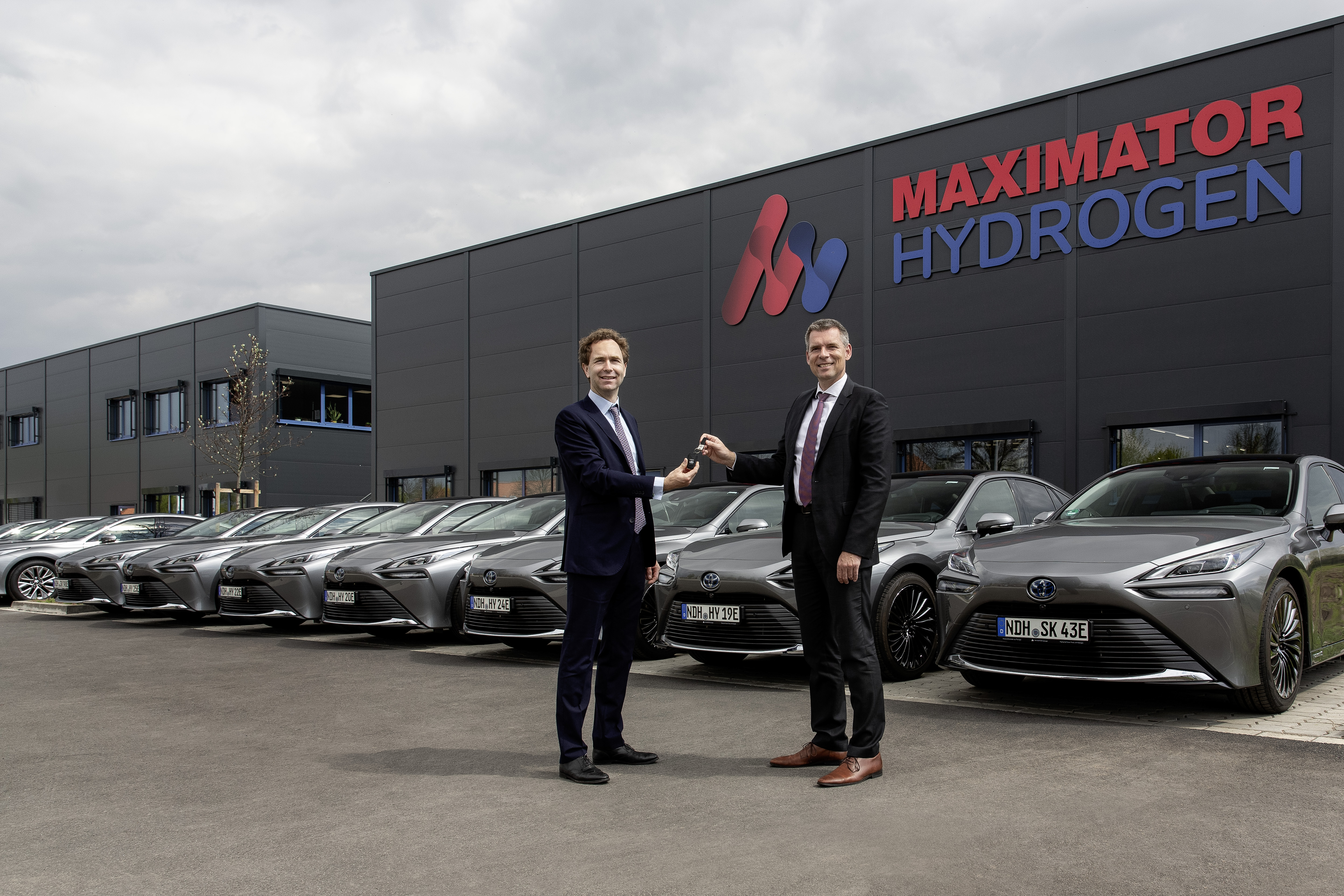 Zehn Toyota Mirai für Maximator Hydrogen GmbH<br>
(Personen von links: Mortimer Glinz, Schmidt Kranz Group Geschäftsführer und André Schmidt, Präsident der Toyota Deutschland GmbH)