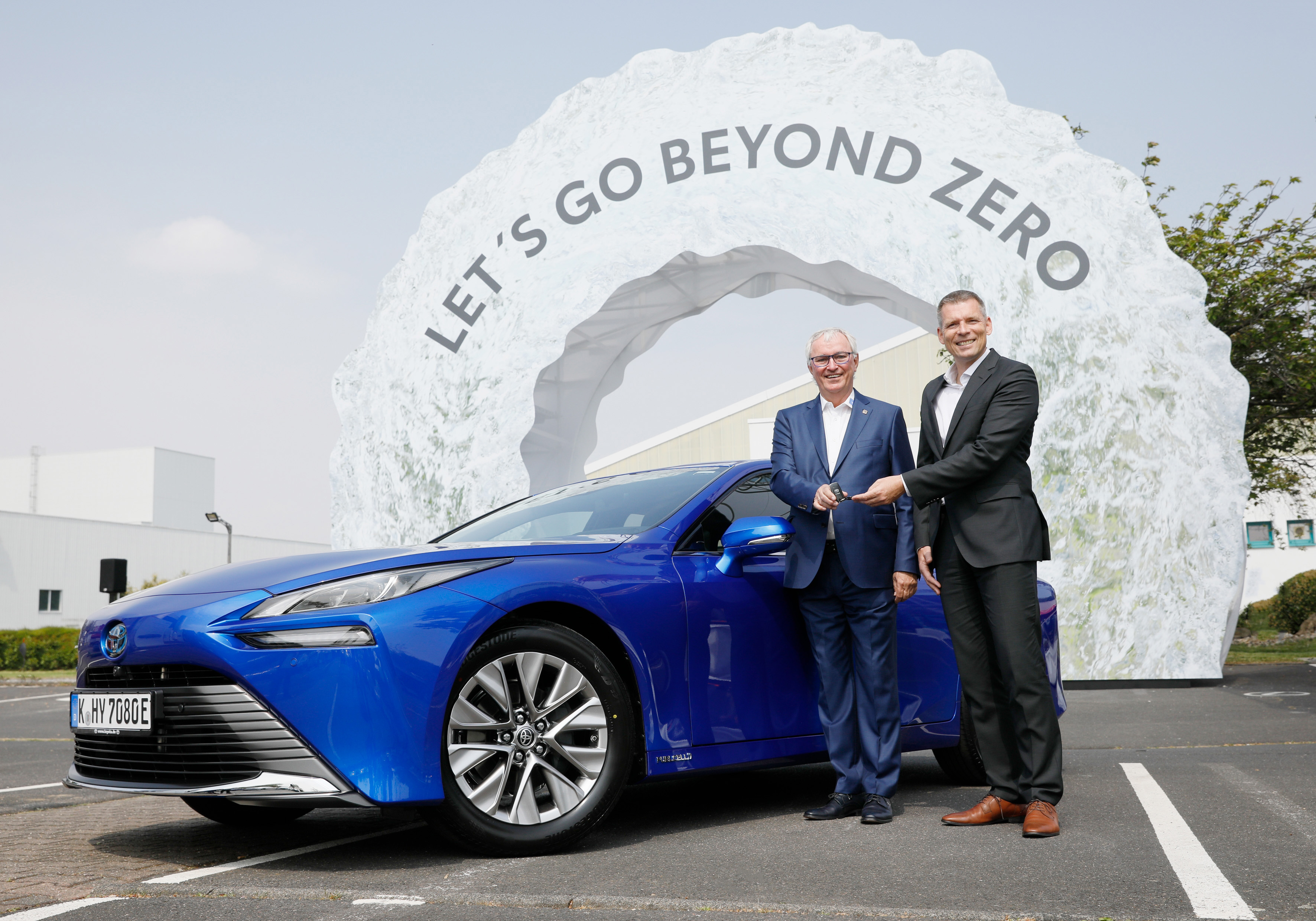 von links nach rechts: André Schmidt, Präsident Toyota Deutschland, Dr. Albrecht Möllmann, Vorstandsvorsitzende HyCologne – Wasserstoff Region Rheinland e.V