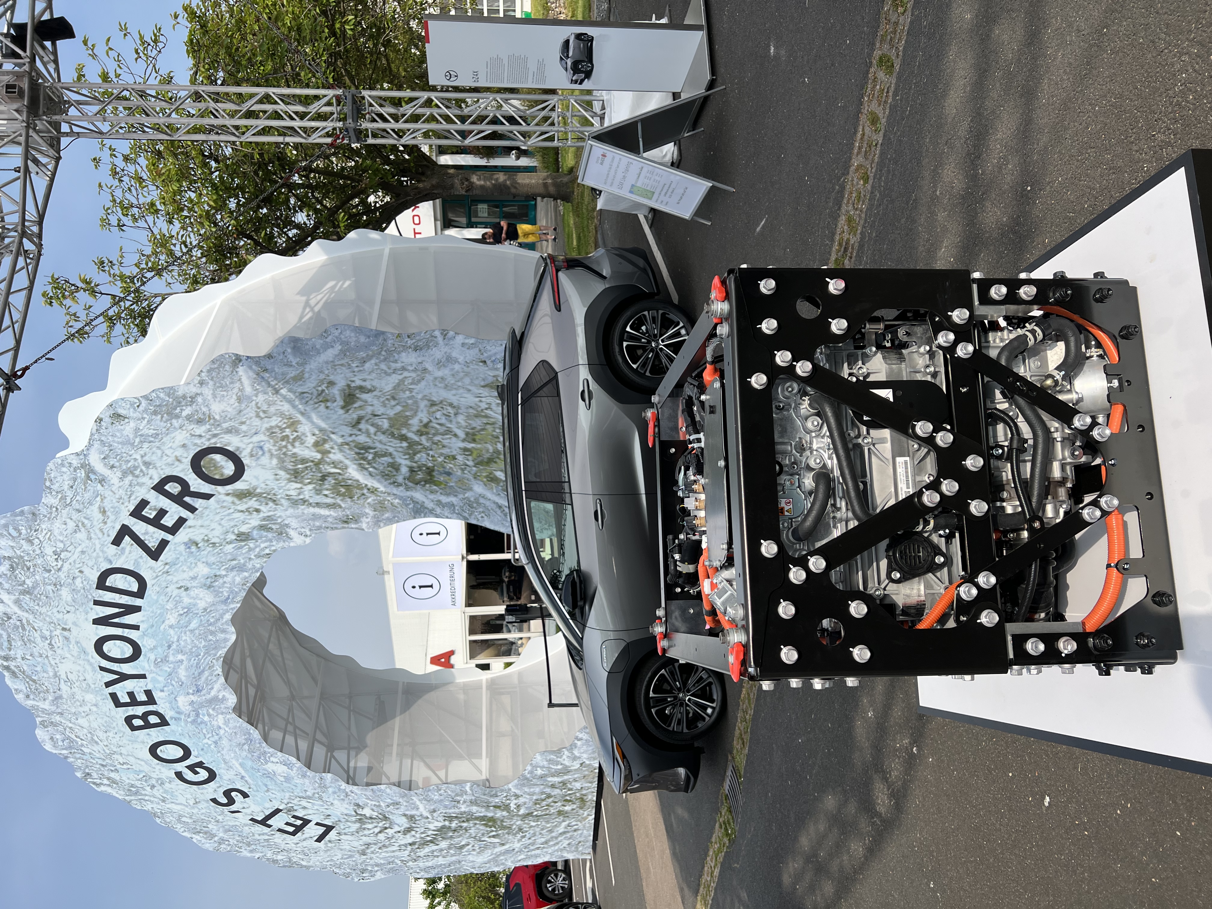 Toyota Collection Opening Mai 2022, Beyond Zero Gate, Toyota bZ4X und Brennstoffzellenmodul zweiter Generation, Quelle autodrom