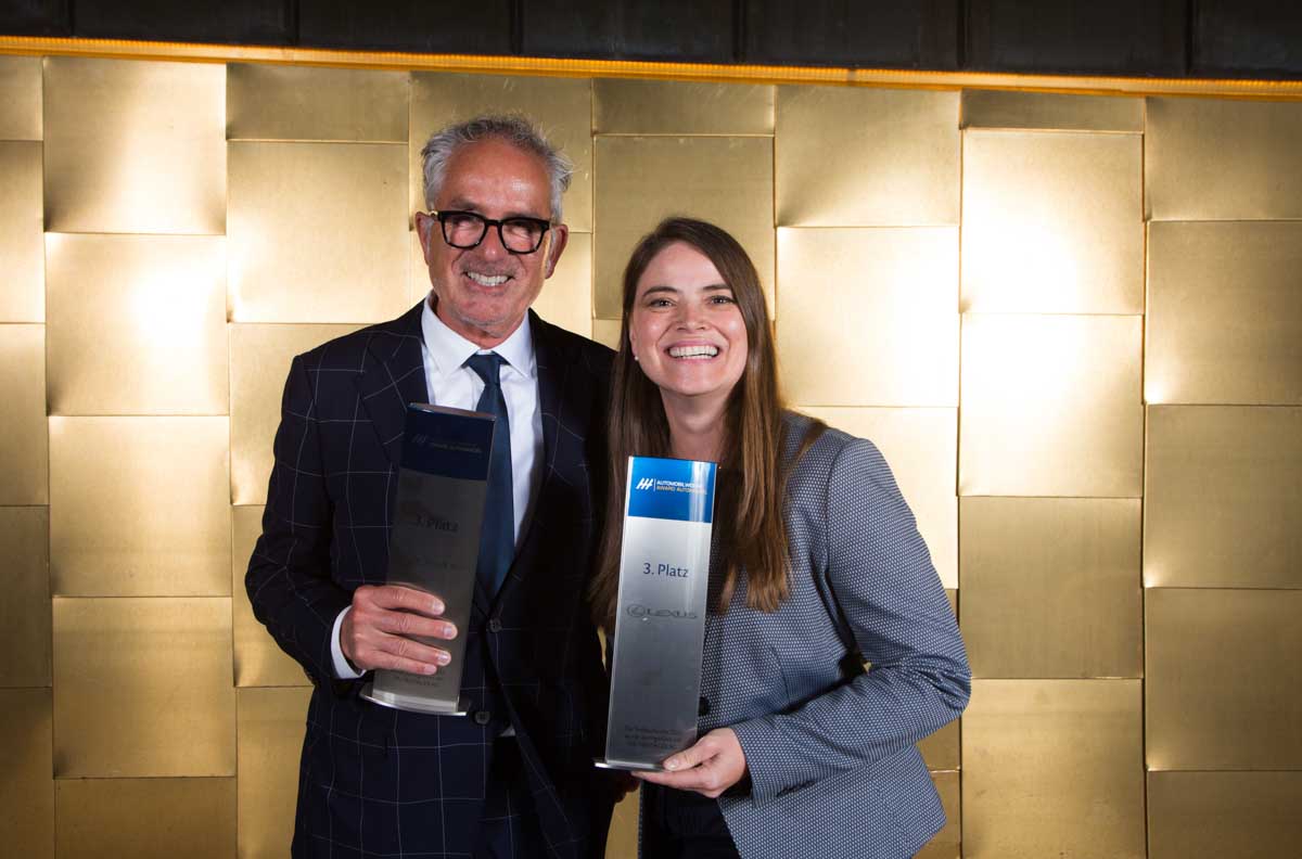 Lexus Verkäufer zählen zu den Besten<br>
von links nach rechts:<br>
Burkhard Weller, Geschäftsführender Direktor der Wellergruppe<br>
Nadine Busch, General Managerin Lexus Deutschland