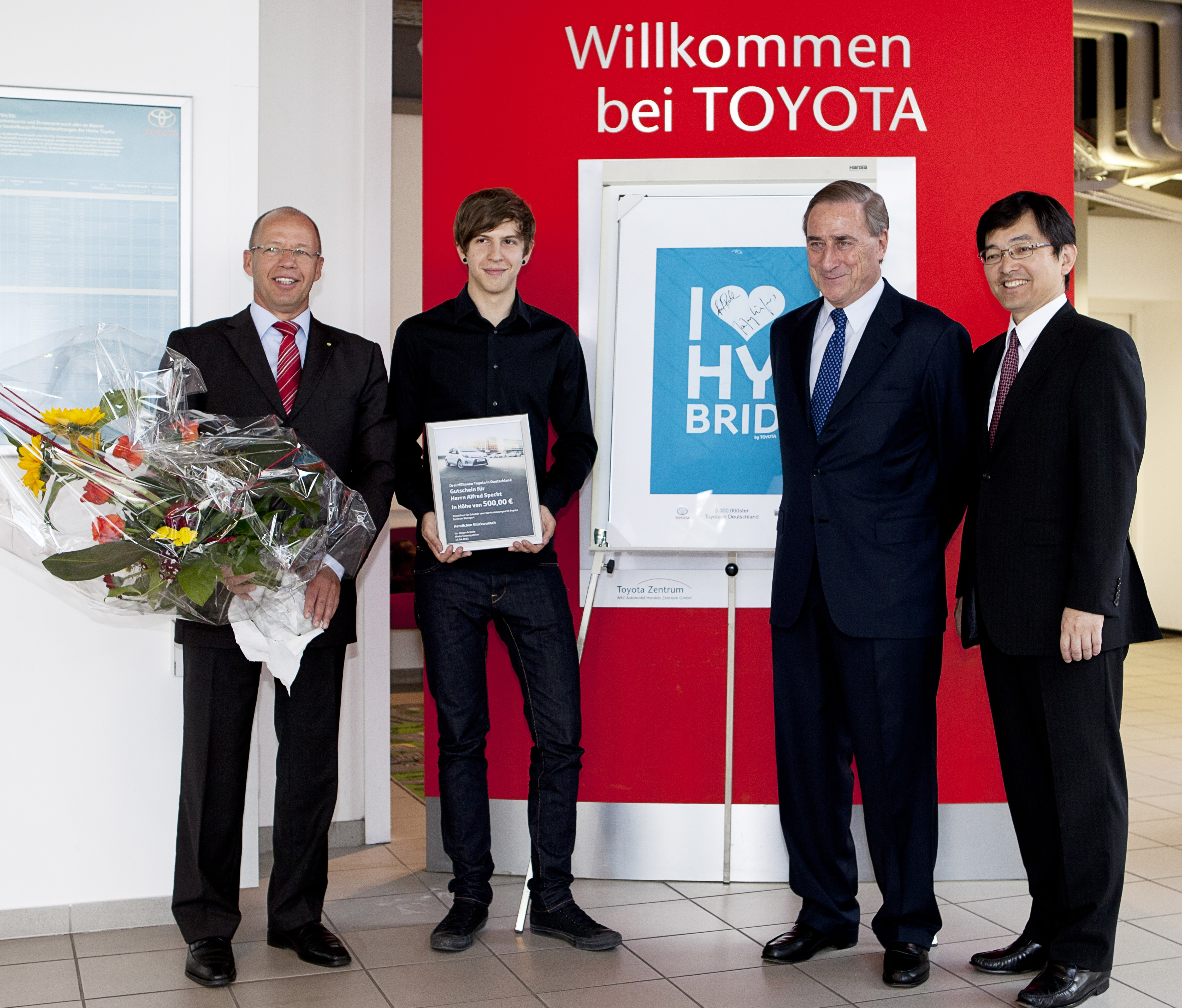 Jürgen Schelle, Niederlassungsleiter des Toyota-Zentrum Stuttgart, Alfred Specht, 3 Millionster Kunde, Walter Frey, Inhaber der Emil Frey Gruppe und Toshiaki Yasuda, Präsident Toyota Deutschland GmbH.
