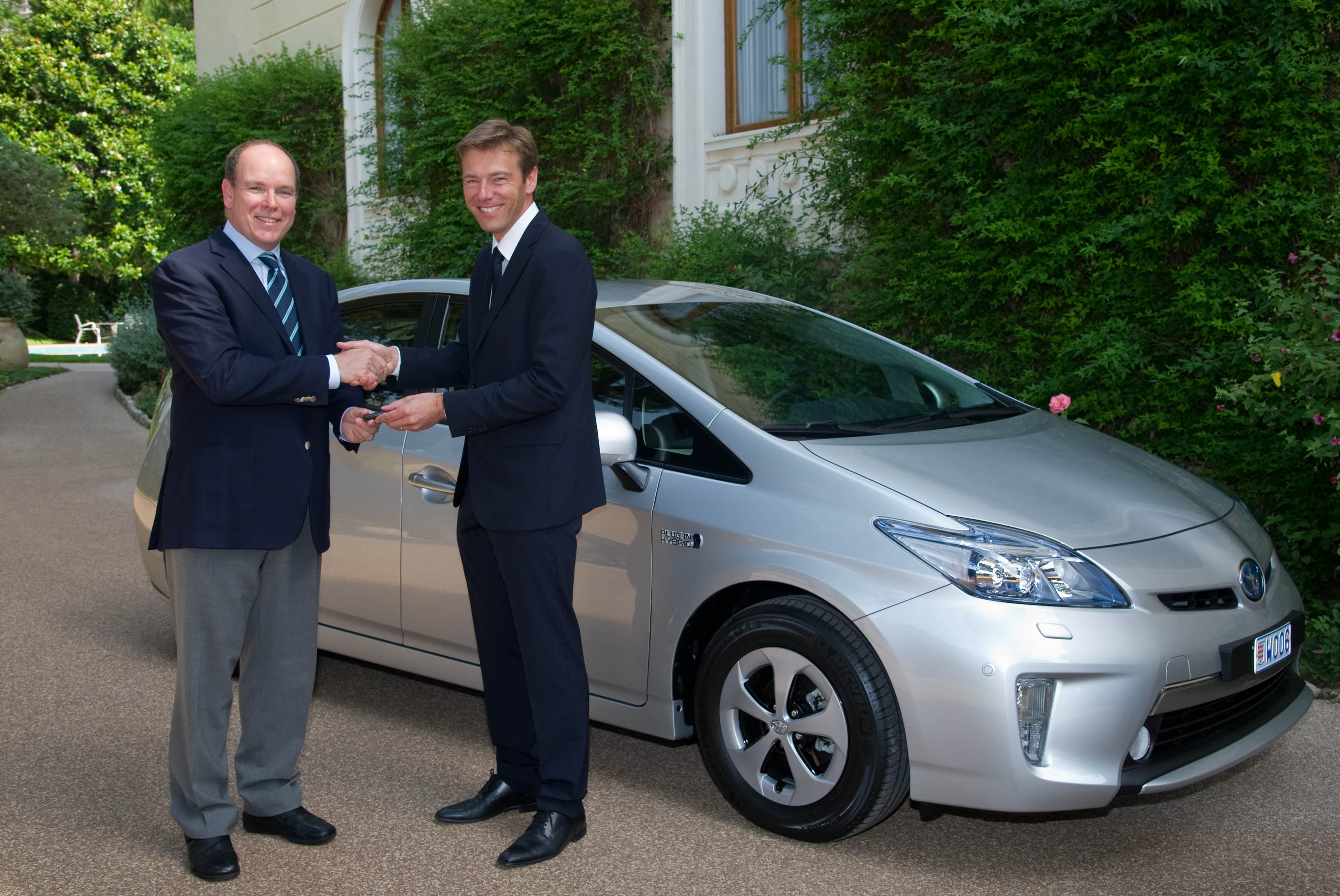 Fürst Albert II. von Monaco übernimmt ersten Toyota Prius Plug-in Hybrid
