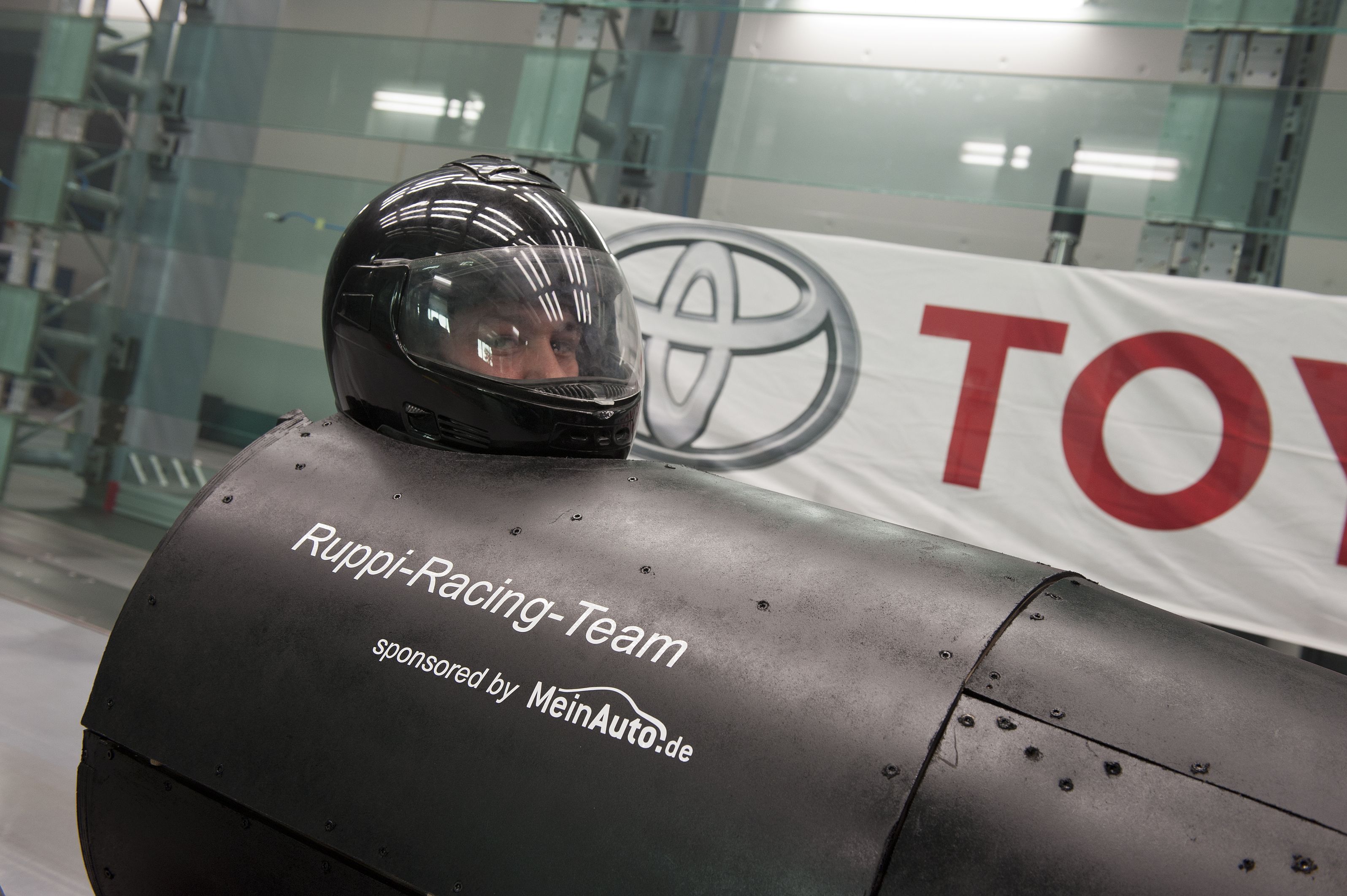 Christian Naujoks, Teilnehmer des Projekts "Zurück auf die richtige Bahn" in der selbstgebauten Seifenkiste im Windkanal von Toyota Motorsport.