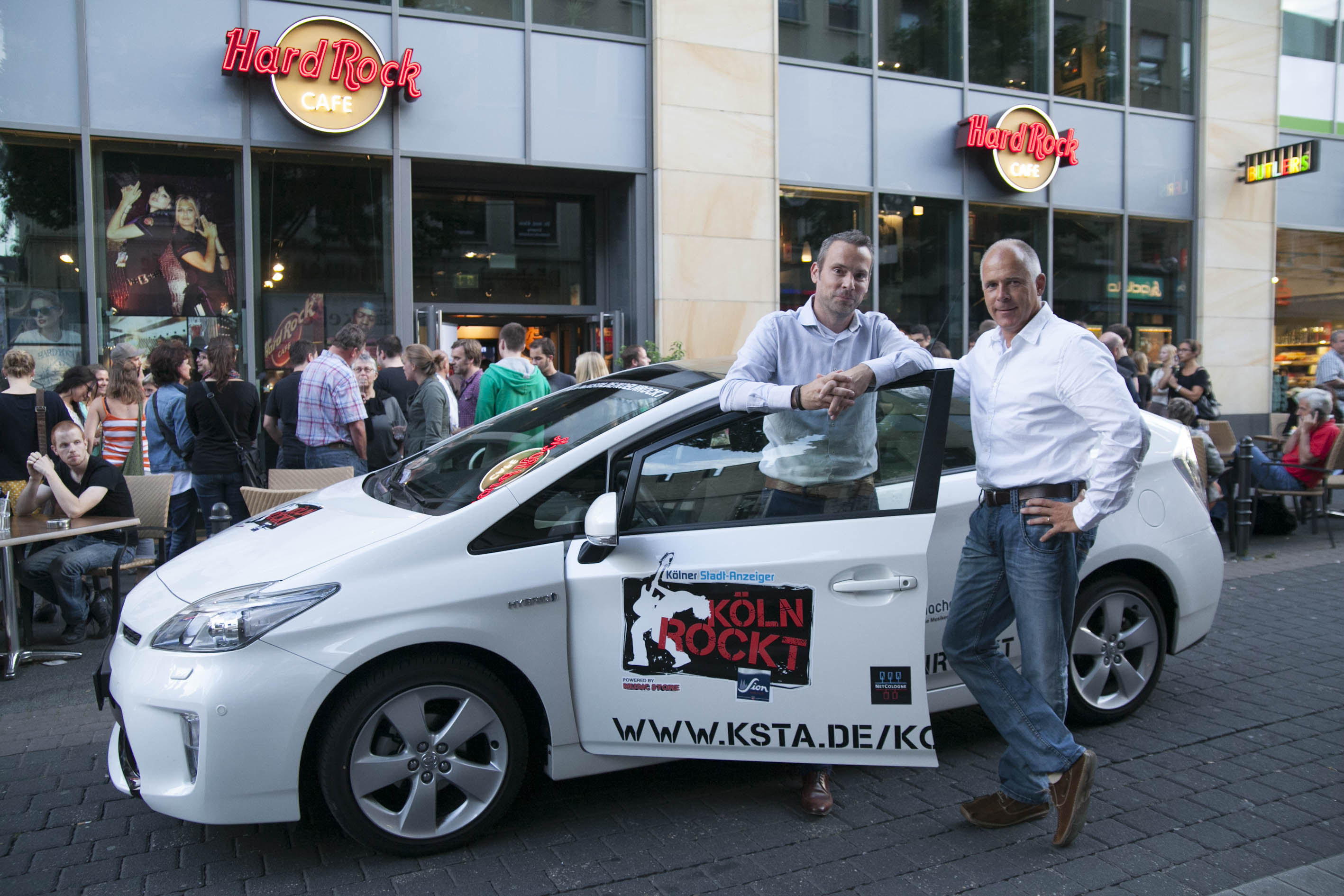 Thomas Bollwerk, Leiter Verlagswerbung beim Kölner Stadt-Anzeiger (links) und Ekkardt Sensendorf, Leiter Unternehmenskommunikation Toyota. Toyota stellt im Jahr 2012 "Köln rockt" bereits zum dritten Mal einen Toyota Prius zur Verfügung.