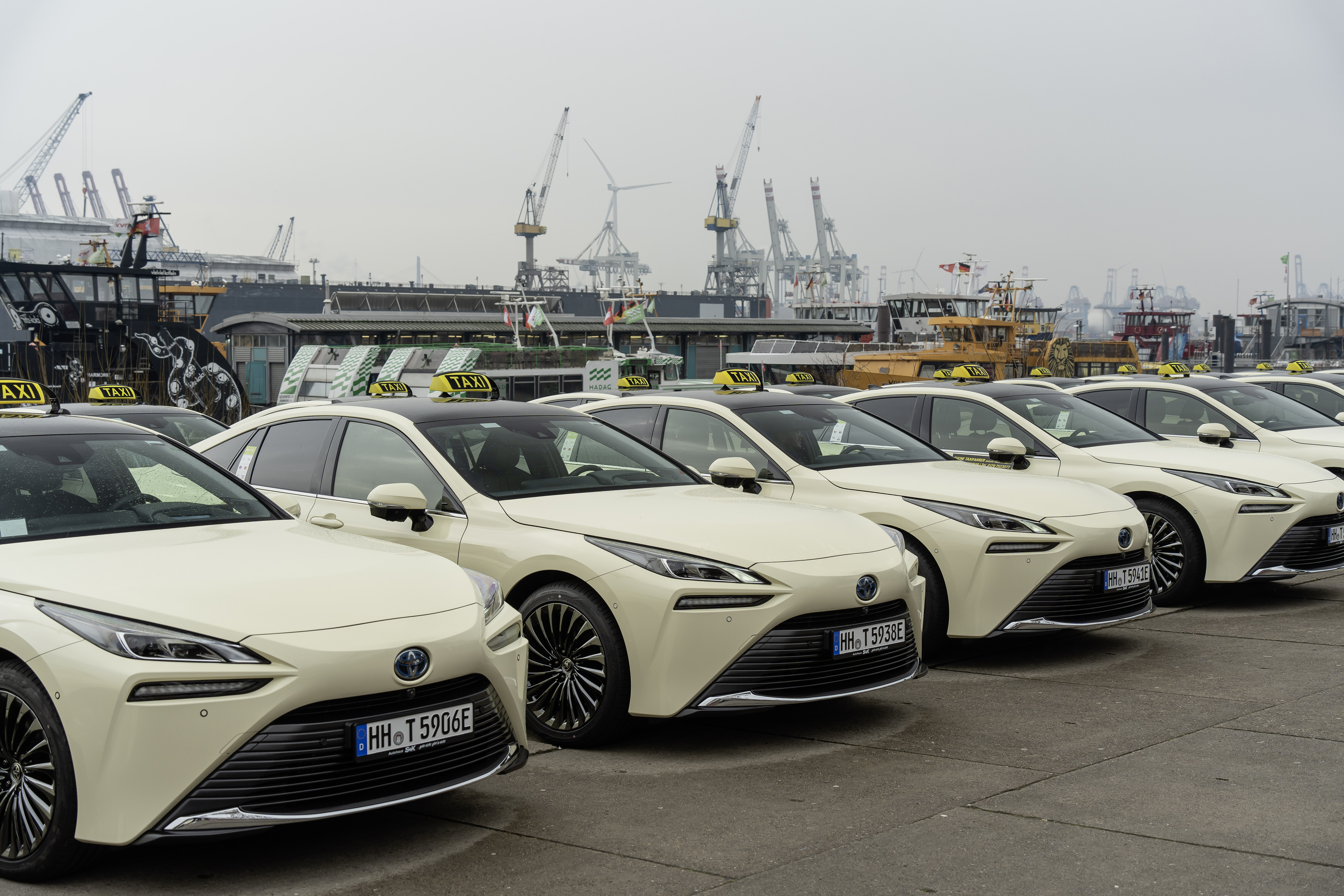 Toyota Mirai: Im Wasserstoff-Taxi durch die Elbemetropole