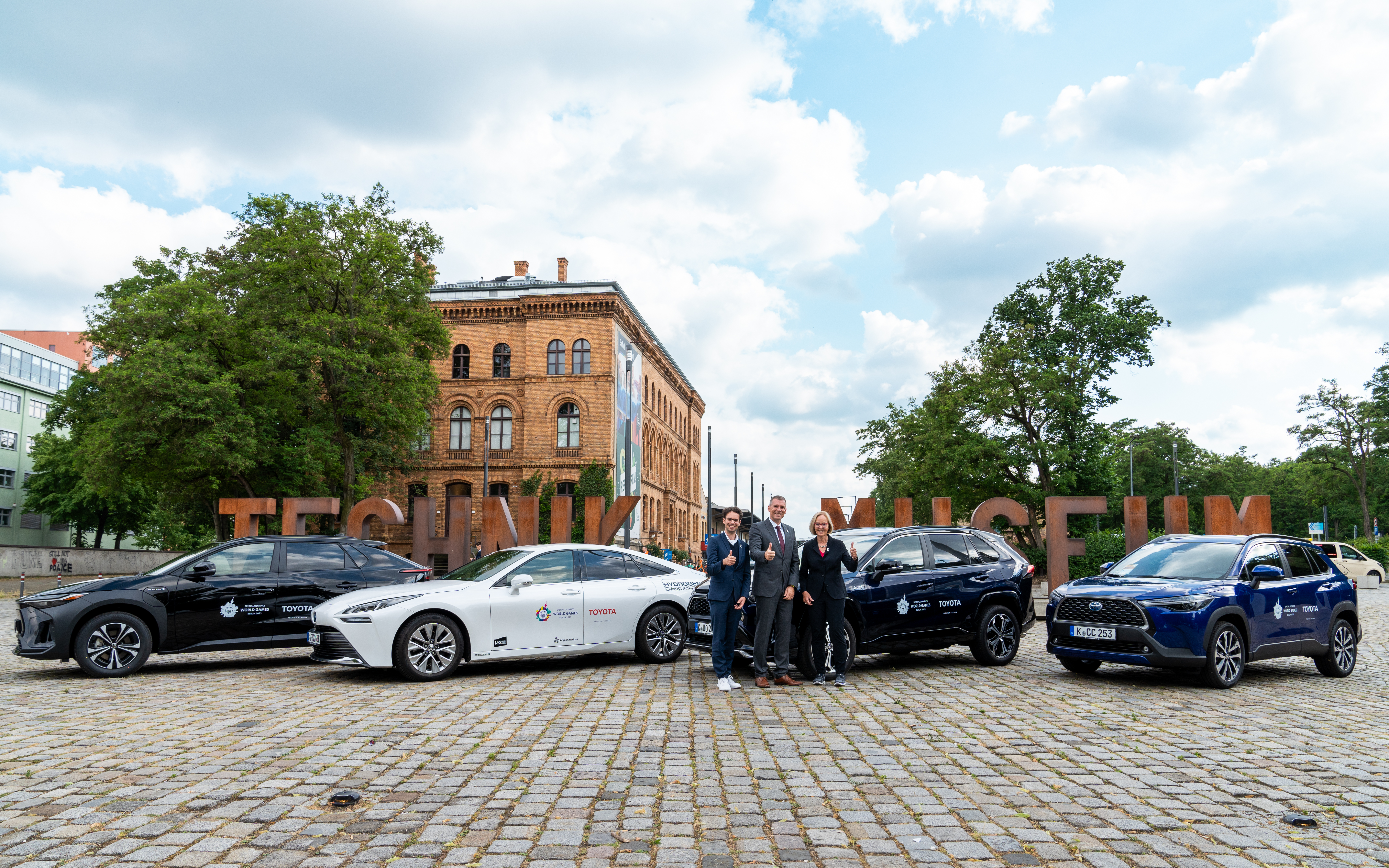 von links: Sven Albrecht, Bundesgeschäftsführer der Special Olympics Deutschland (SOD), André Schmidt, Präsident und Geschäftsführer der Toyota Deutschland GmbH, Christiane Krajewski, Präsidentin SOD