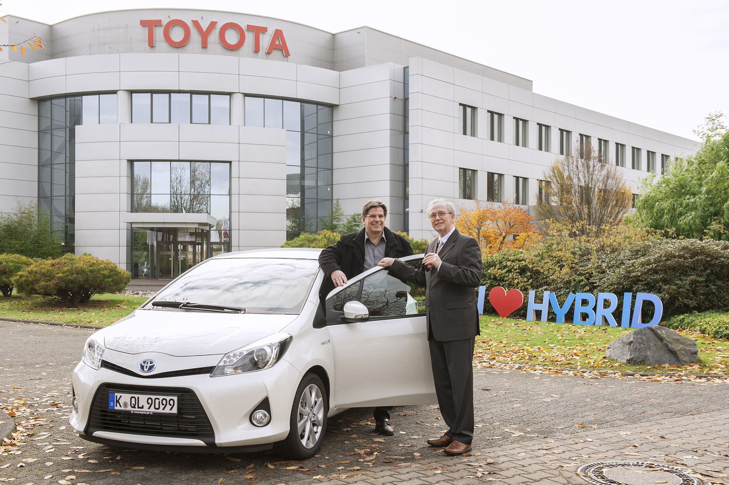 Toyota Geschäftsführer Lothar Feuser (rechts) überreicht dem Gewinner seinen neuen Yaris Hybrid