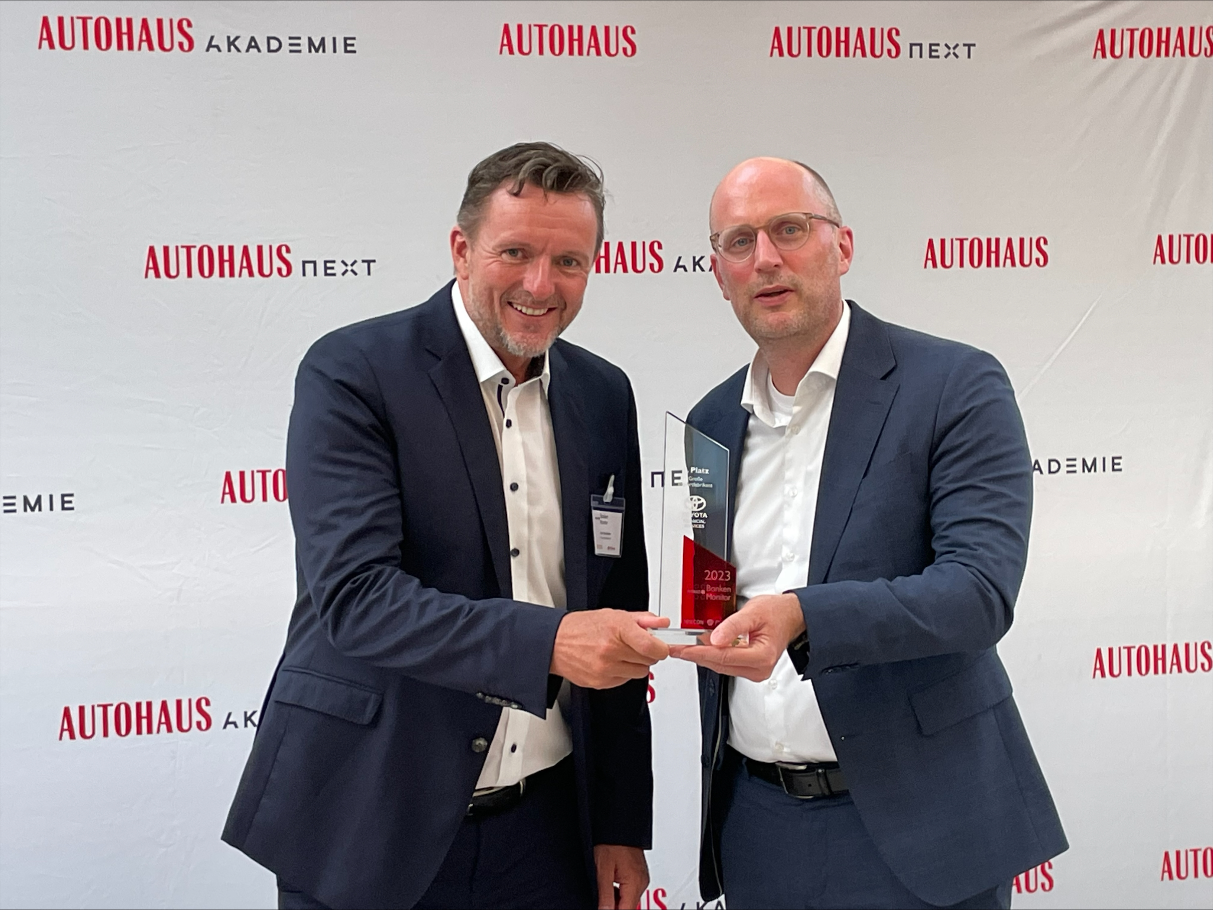Von links nach rechts: Axel Nordieker, Geschäftsführer der Toyota Kreditbank, und Marcus Bochem, Direktor Markt bei der Toyota Kreditbank.