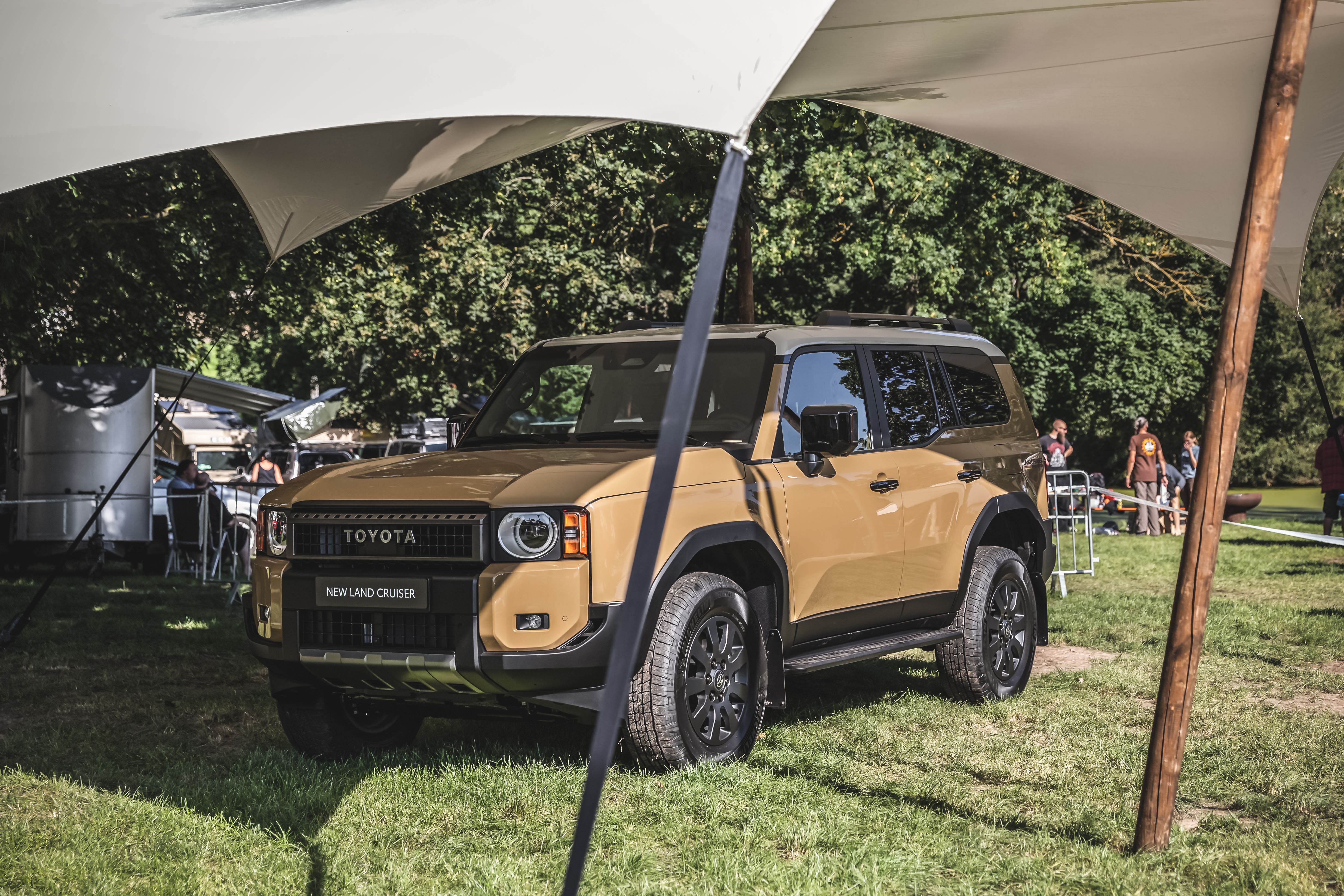 Buschtaxi Treffen: Premiere für den neuen Toyota Land Cruiser<br>
Bei der 20. Ausgabe des größten Toyota Land Cruiser Treffens der Welt begeisterte das neue Modell die Fangemeinde