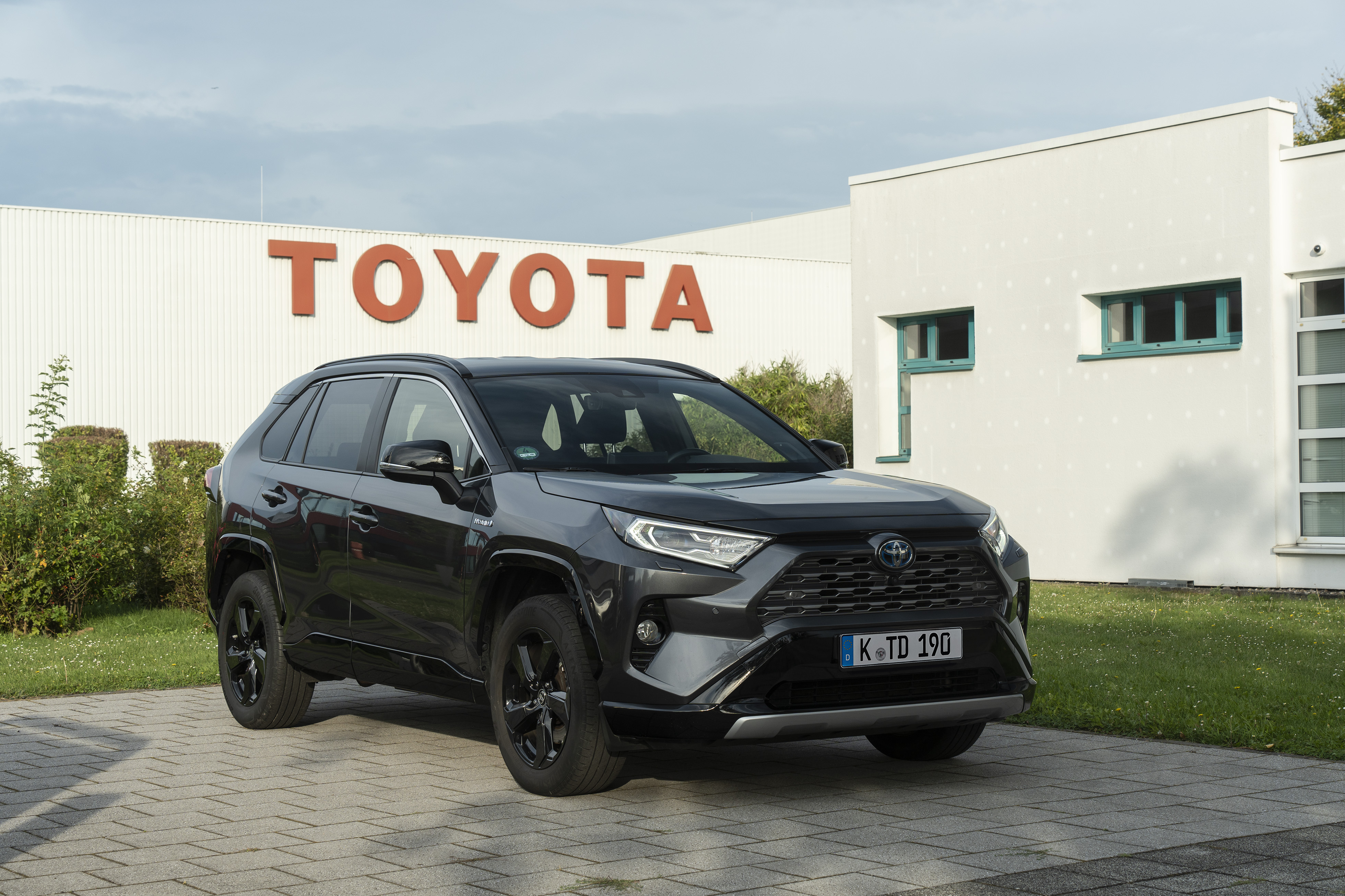 Toyota RAV4 Hybrid überzeugt im auto motor und sport Dauertest 