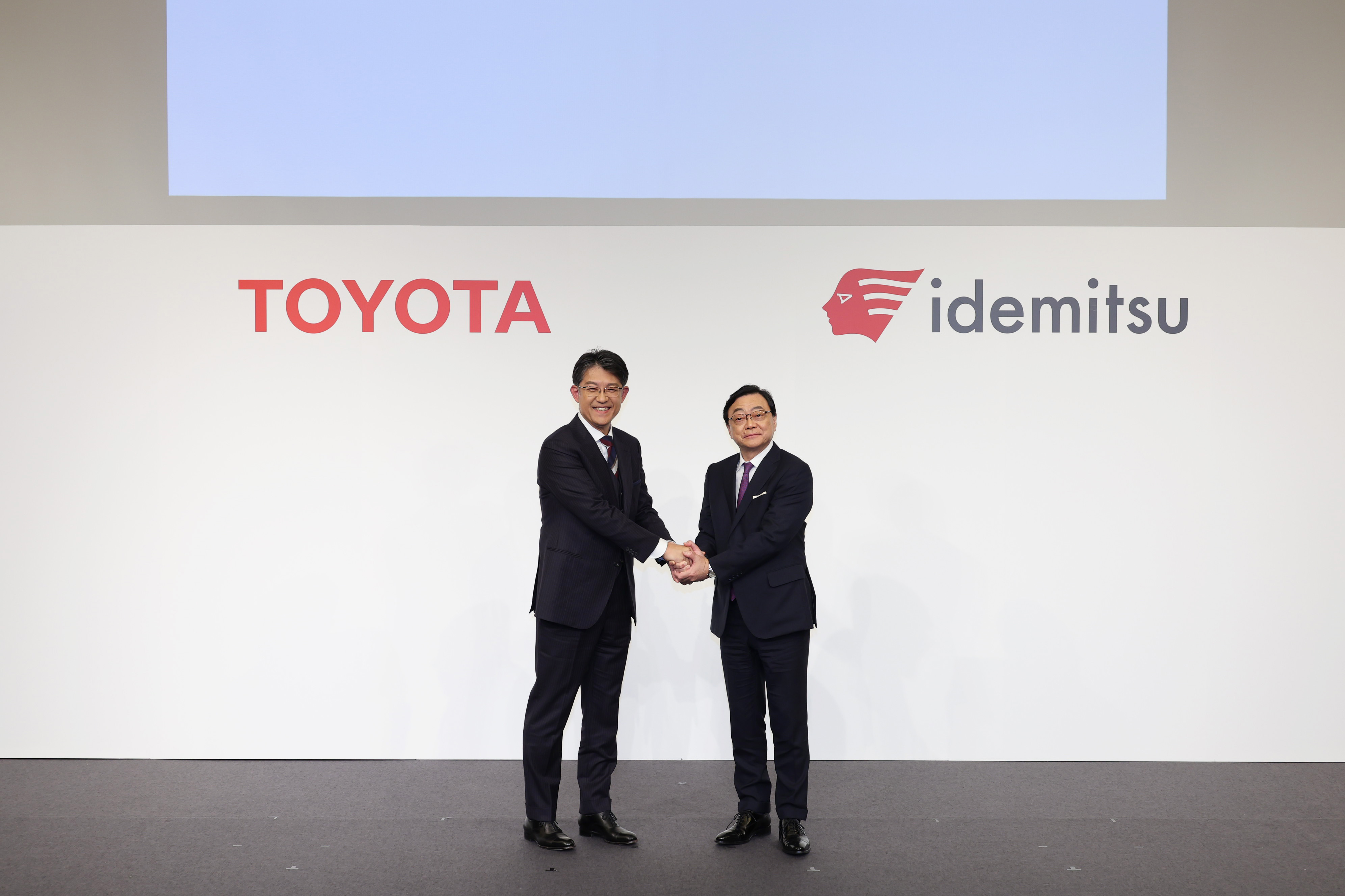 Koji Sato, Präsident und CEO Toyota Motor Corporation: Shunichi Kito, Representative Direktor, Präsident und Chief Executive Officer Idemitsu Kosan Co. Ltd.