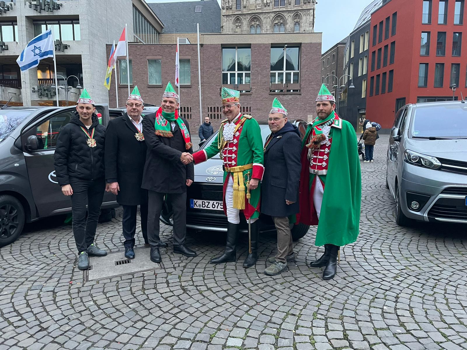 M. Feider (Auto Levy Köln), B. Rademacher (Autohaus Karst), A. Schmidt (Präsident Toyota Deutschland), H. Kölschbach (Präsident Altstädter Köln 1922 e.V.), R. Herzberg (Autohaus 3H und Mitglied im Reiterkorps Altstädter Köln), A. Schilff (KINTO Europe)