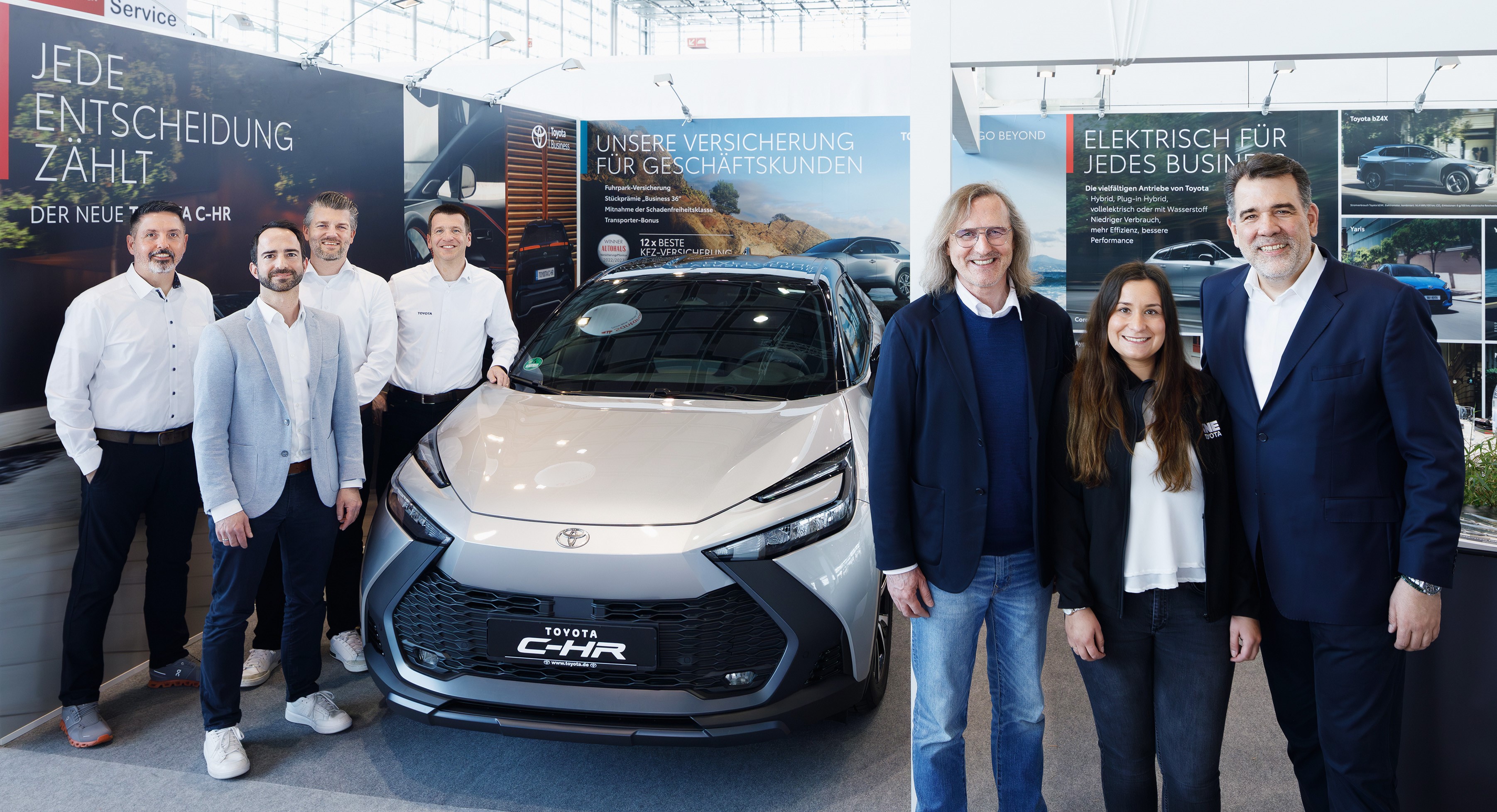 Von links nach rechts:<br>
Toyota: Jörg Dzubiella, Christian Selbach<br>
KINTO: Andreas Dörr<br>
FINN: Hans-Peter Ringer<br>
<br>
Rechts:<br>
FINN: Jürgen Lobach<br>
KINTO: Vassilia Noll , Christian Gelhard