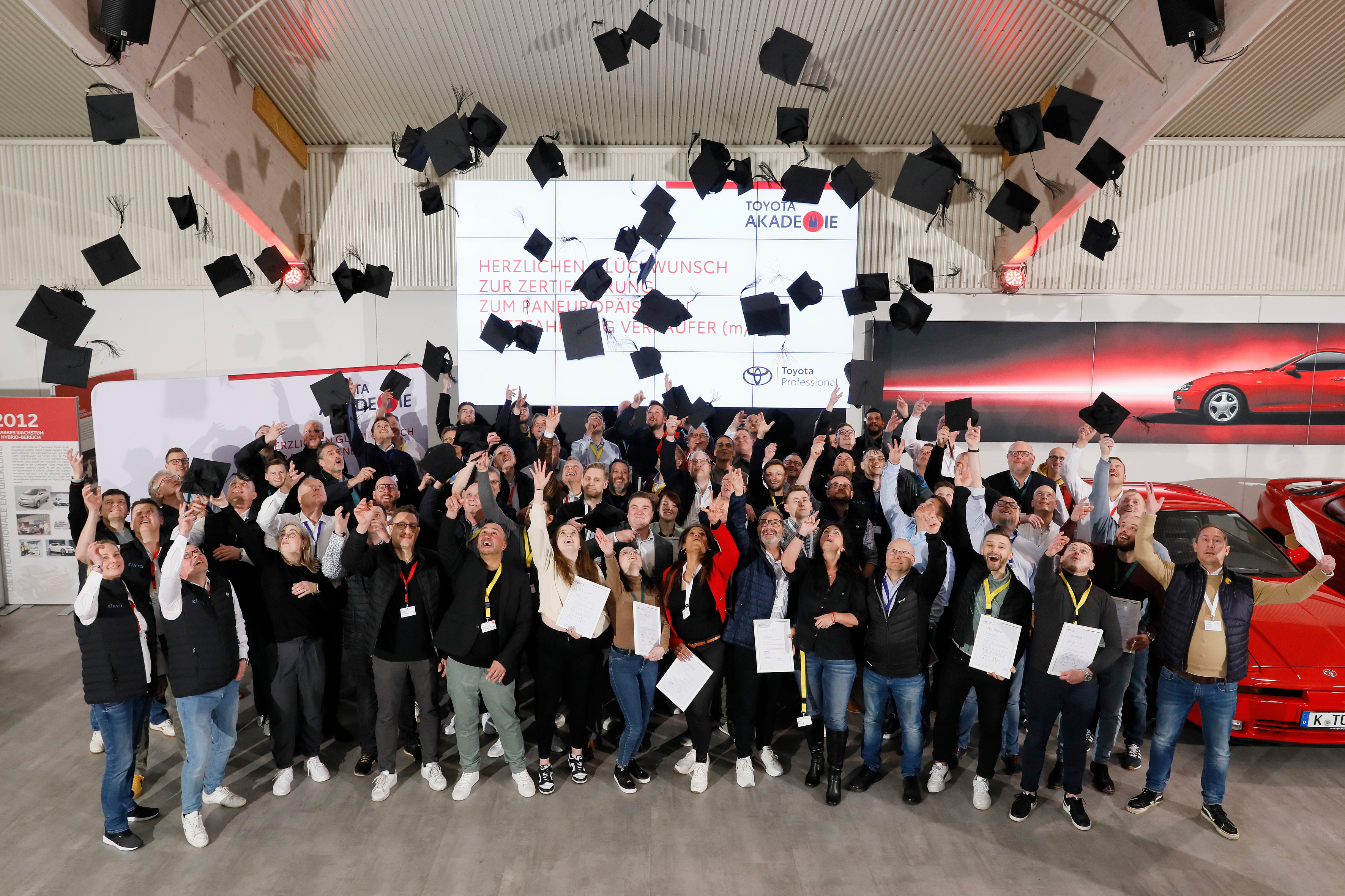 Toyota professionalisiert das Nutzfahrzeuggeschäft<br>
80 Toyota Nutzfahrzeug und Gewerbekundenverkäufer (m/w/d) zertifiziert 